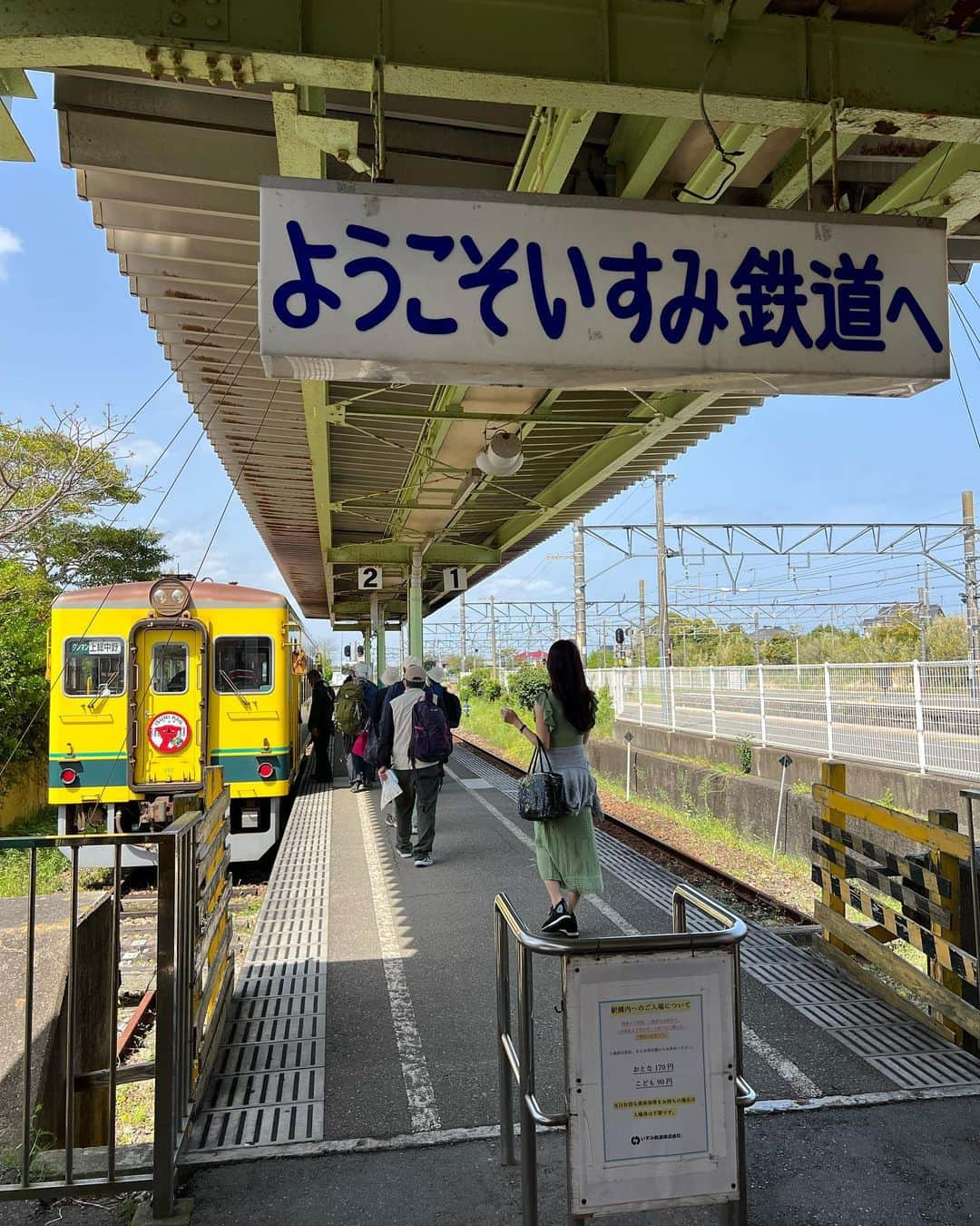 織田千穂さんのインスタグラム写真 - (織田千穂Instagram)「「後ろに写っている鉄道は何鉄道でしょうか？」 と聞いたまま早2ヶ月も過ぎてしまいましたが😂 * 正解している方々も多かったです- ̗̀👏🏻 ̖́- 正解は… 千葉県のいすみ鉄道🚃でしたー♡ * 黄色い車体と黄色の菜の花🌼が キレイでした💛 * 私達はこの日、人参🥕コンビ🤣  🚃いすみ鉄道旅　1/9🚃  #いすみ鉄道 #最近の鉄活 #鉄道 #駅舎 #鉄分補給 #鉄道好きな人と繋がりたい #電車 #instatrip #train #最近の鉄活 #途中下車 #列車旅 #菜の花 #房総」6月30日 23時43分 - chihoda