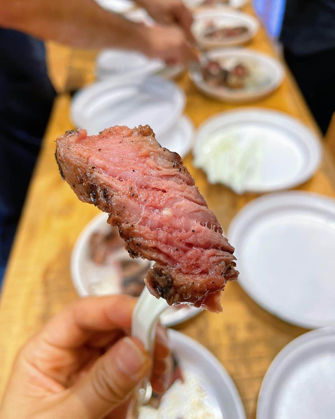 住吉美紀さんのインスタグラム写真 - (住吉美紀Instagram)「先週末、日本バーベキュー協会の下城会長に会いがてら「SCAアメリカン ビーフステーキ クックオフ」というコンテストを見学してきた。夏・野外・肉・BBQ・暑い・熱い・美味しい！これらの要素が揃うと、ワクワクしてテンションが上がるのは何故だろう〜。暑くても夏が楽しいと思えちゃう。  十数組の参加者の真剣なこと。 そして、審査の真剣なこと。 スポーツ競技会のような雰囲気。 でも、終わると焼いたお肉を試食させてくれて どれも味が違い、甲乙つけ難く、美味しい！ 優勝者は来年、テキサスでの世界大会に出場する。  参加者は、BBQに出会って人生が変わっちゃった人も多く（笑） そんなマニアックな話を聞いて回るだけでもめちゃ面白かった。 ちょっとわかる。 私もバーベキュー検定初級持っているのだ、一応。  あ〜、BBQした〜い。  ちょこっと企画していることもあり。 そんな相談も、会長にしに伺ったのだった。 ふふふのふ。  黒川青少年野外活動センター長の野口さんの コールドブリュー アイスコーヒーも めっちゃくちゃ美味しかった。 バーベキュー界の方々は 好きなことに思いっきり生きていて、 フレンドリーな方が多くて楽しい。  #BBQ大好き #iloveBBQ #ステーキ #ポークリブもあったよ #SCAJSCAスポーツバーベキューコンペティション #SCAamericanbeefsteakcookoff」6月30日 23時44分 - miki_sumiyoshi