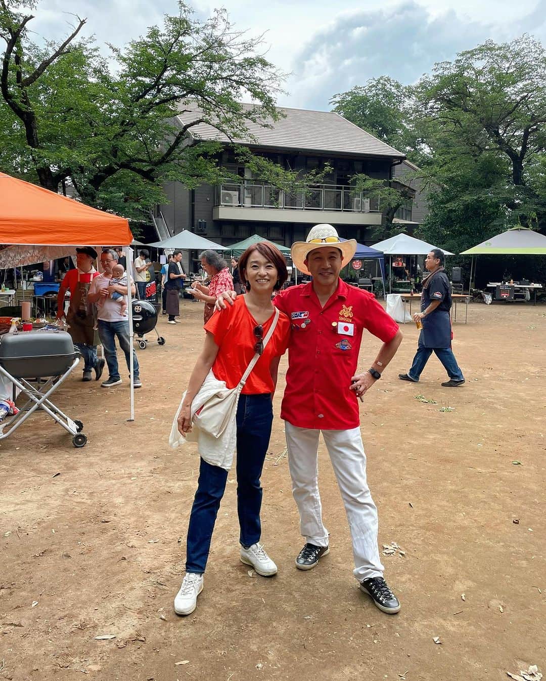 住吉美紀のインスタグラム：「先週末、日本バーベキュー協会の下城会長に会いがてら「SCAアメリカン ビーフステーキ クックオフ」というコンテストを見学してきた。夏・野外・肉・BBQ・暑い・熱い・美味しい！これらの要素が揃うと、ワクワクしてテンションが上がるのは何故だろう〜。暑くても夏が楽しいと思えちゃう。  十数組の参加者の真剣なこと。 そして、審査の真剣なこと。 スポーツ競技会のような雰囲気。 でも、終わると焼いたお肉を試食させてくれて どれも味が違い、甲乙つけ難く、美味しい！ 優勝者は来年、テキサスでの世界大会に出場する。  参加者は、BBQに出会って人生が変わっちゃった人も多く（笑） そんなマニアックな話を聞いて回るだけでもめちゃ面白かった。 ちょっとわかる。 私もバーベキュー検定初級持っているのだ、一応。  あ〜、BBQした〜い。  ちょこっと企画していることもあり。 そんな相談も、会長にしに伺ったのだった。 ふふふのふ。  黒川青少年野外活動センター長の野口さんの コールドブリュー アイスコーヒーも めっちゃくちゃ美味しかった。 バーベキュー界の方々は 好きなことに思いっきり生きていて、 フレンドリーな方が多くて楽しい。  #BBQ大好き #iloveBBQ #ステーキ #ポークリブもあったよ #SCAJSCAスポーツバーベキューコンペティション #SCAamericanbeefsteakcookoff」