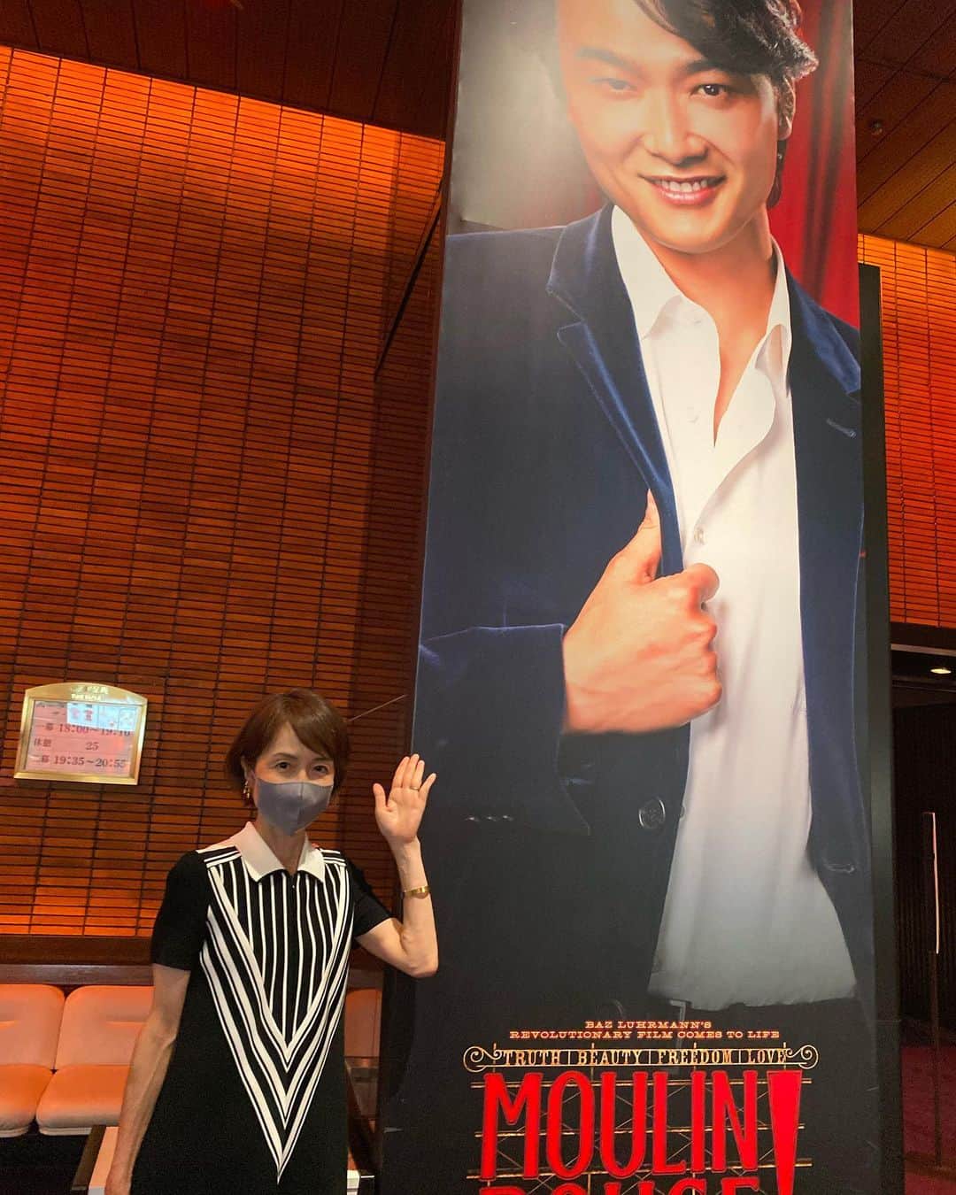 のインスタグラム：「#ムーランルージュザミュージカル  劇場に入った瞬間から、もうパリのムーラン・ルージュに私はいました🥰こんな仕掛け、初めて。  井上芳雄さんと、元宝塚トップスター、望海風斗さんのコンビは、 間違いない圧巻の歌唱力で、情熱的に歌いあげてくれて。 それにしてもいくつになっても、ひたむきな青年が似合うのも井上さんならでは。永遠のプリンスも頷けます。  そして、そして橋本さとしさんが、さすがベテランのいい味を出していらして、大喝采でした。  さらに舞台美術が豪華絢爛で、ここはどこ？っていうぐらい異世界へ連れて行ってくれます。 　 これから行かれる方には伝言。「最後は立って一緒に踊ってほしい」そうです😁 情熱と愛が溢れ出る熱量が半端ないミュージカルでした！ 丸一日経ってもまだ余韻醒めやらない…。  #ムーランルージュ  #井上芳雄 さん #望海風斗 さん #橋本さとし さん #moulinrouge  #moulinrougemusical」