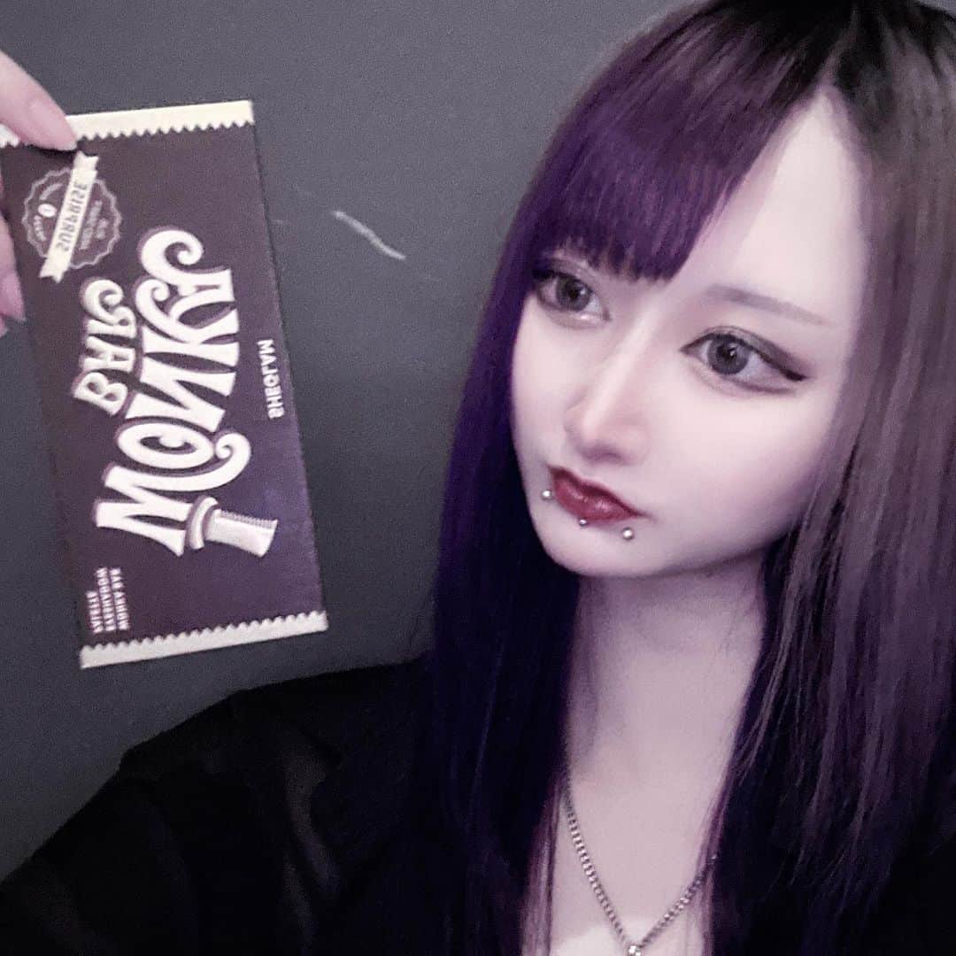あんりゴンのインスタグラム：「なんか顔つき違う？ツリ目っぽい🦊 . . SHEGLAMのWonkaのコスメ大優勝すぎて毎日匂い嗅いでる(?)🥹  YouTubeでは沢山SHEGLAMのコスメたちを紹介してるから是非YouTubeも見てね！  🍫Willy wonka | SHEGLAM  Wonka Bar Eyeshadow Palette  11638349  🍫Willy wonka | SHEGLAM  Cocoa Yum Lip Balm  11638354  🍫 Willy wonka | SHEGLAM  Cocoa Kiss Lip Duo-Hot Fudge  11638348  🍫Willy wonka | SHEGLAM  Violet Flush Blush  11638352  割引クーポン番号：anligon1008  お買い上げ金額1～5,999円まではセール価格より15%OFF、6,000円以上は20%OFFが適用されるよ💜 みんなぜひ使ってね！！」