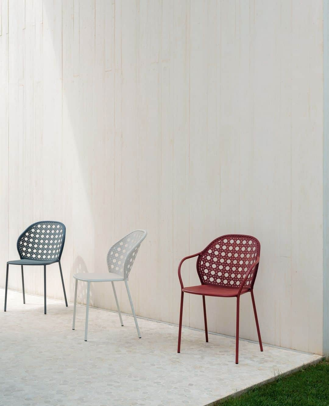 ジェルバゾーニのインスタグラム：「BRISE chairs collection / the art of outdoor seating in a design by @federicabiasistudio⁠ ⁠ Discover the essence of true freedom in composing the perfect outdoor dining area with Brise chairs collection. A lively collection, elegant and bubbly at the same time, designed to inspire and elevate outdoor spaces.⁠ ⁠ Crafted with meticulous attention to detail, the Brise chairs feature a stainless steel tube frame that guarantees durability and resilience against the elements. ⁠ The workmanship of the backrest in laser-carved Wood Evolution (@woodevolution.it) identifies the peculiarity of the Brise collection: the creation of a perforated texture in reference to the straw of Vienna, that adds a touch of sophistication to the product. ⁠ ⁠ ⁠#gervasoni1882 #federicabiasi #outdoorliving # #GervasoniOutdoor #outdoordesign #outdoortable #outdoorfurniture @woodevolution.it」