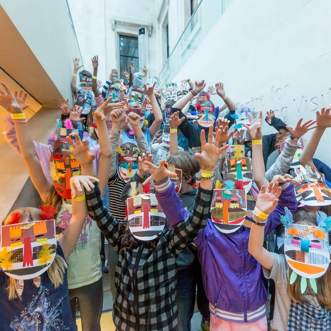 大英博物館のインスタグラム：「📢 Calling all young people with curious minds 📢  #DidYouKnow that our Young Friends scheme is open to all, free of charge?  The scheme offers a fun way for families to explore the collection both at the Museum and from the comfort of your own home.  Sign up to enjoy:   🎨 Activities including trails, quizzes, and crafts 🔦 Advance booking for Museum sleepovers 🏛 Updates on family events   Learn more and become a Young Friend via the link in our bio.  #BritishMuseum」