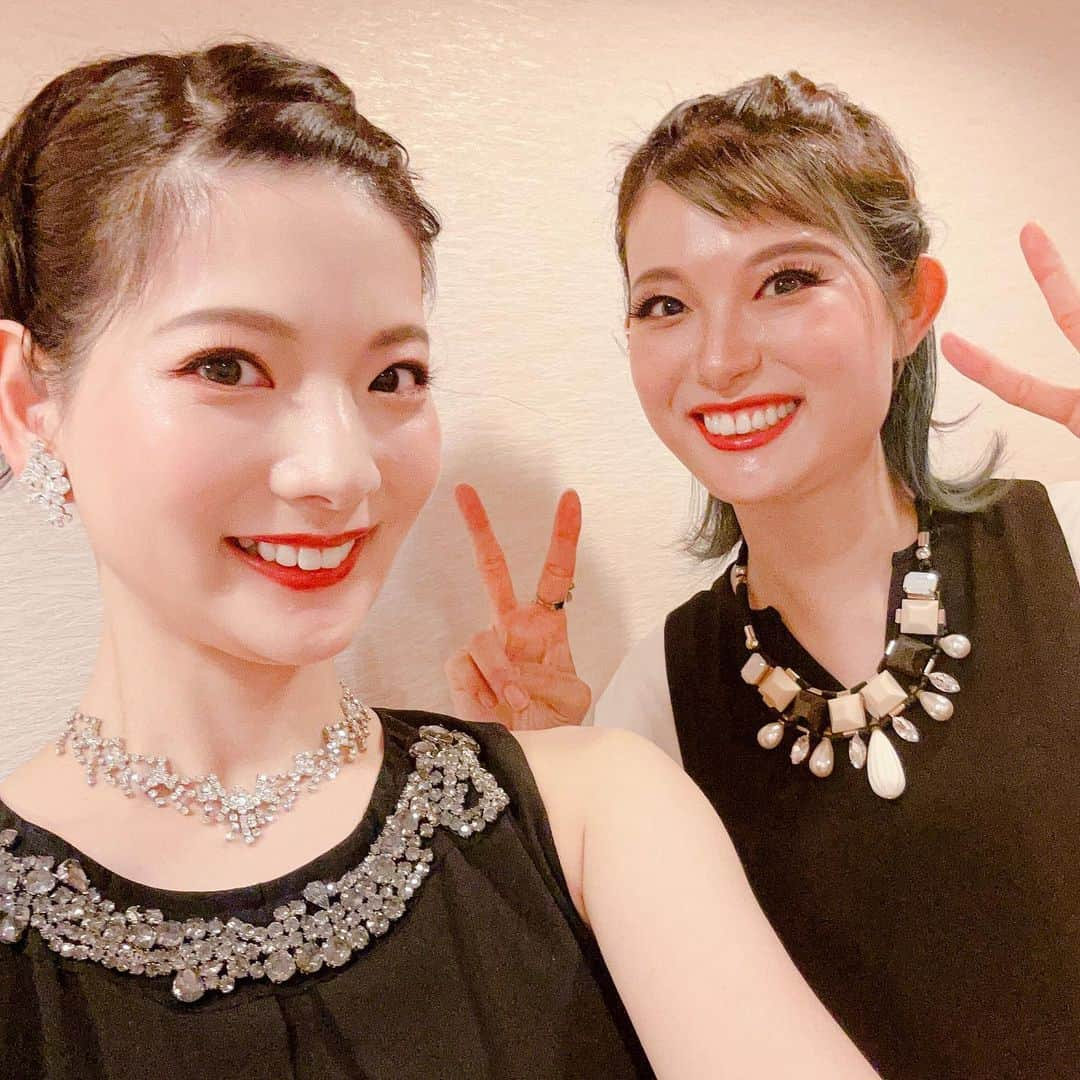 美蘭レンナさんのインスタグラム写真 - (美蘭レンナInstagram)「👯‍♀️👯‍♀️👯‍♀️👯‍♀️👯‍♀️ . . . 姉との2shot📷 ドレス・セットアップコーデ🐼👯‍♀️  はい。白黒コーデで揃えました🐼💓 だんだん本当に顔が似てきて、どっちがどっちだ？！ になってきてて、ちょっとオモロいです😂😆笑 . . . 今日は夏越の大祓。  2023年上半期が今日で終わると思うとあっという間でしたが、濃い充実した半年間でした！振り返ると、  2月　「Play Rhythm!」の公演、 4月  外資系ホテル様との撮影　(またupします) 5月  第1回 にちビュー ワークショップ開催 　　　スタジオ様でのnewレッスン担当　スタート 6月  記念式典でのショー披露イベント  お仕事としては既存の教えのお仕事に加えて、 公演、撮影、ワークショップを開催したりと新しい事にも挑戦し、徐々に夢が形となり、好きな事、やりたかった事をやらせて頂いています。  プライベートでもお仕事でもご縁が繋がり、 またそこからのご縁が増えて、 どんどん素敵な輪が広がっていく。  今年始めた事は10年続くそうなので、 今後ともご縁を大切にブラッシュアップして 活動を広めていきます😊❤️  下半期、まずは7月8日のにちビューの第2回ワークショップ！  そして新たに長年の夢が叶うのでそちらの準備も始めていきます😁😁 下半期もどうぞ宜しくお願いします❤️❤️❤️ . . . #夏越の大祓 #上半期#上半期最後#6月 #姉妹#姉妹コーデ#白黒#🐼 #記念式典#ショー#披露 #日本舞踊#宝塚#宝塚og」6月30日 23時50分 - renna_miran33