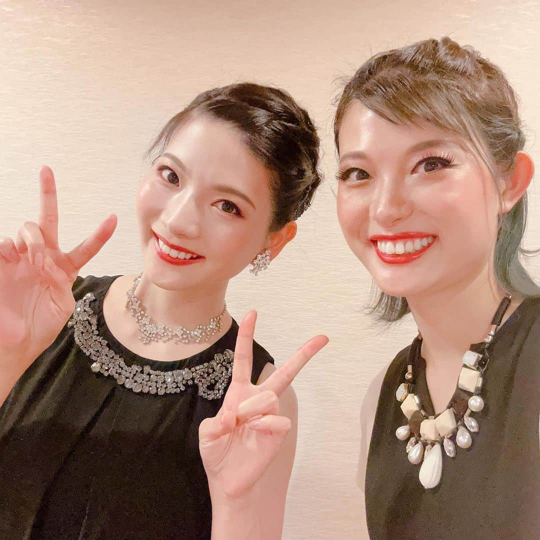 美蘭レンナさんのインスタグラム写真 - (美蘭レンナInstagram)「👯‍♀️👯‍♀️👯‍♀️👯‍♀️👯‍♀️ . . . 姉との2shot📷 ドレス・セットアップコーデ🐼👯‍♀️  はい。白黒コーデで揃えました🐼💓 だんだん本当に顔が似てきて、どっちがどっちだ？！ になってきてて、ちょっとオモロいです😂😆笑 . . . 今日は夏越の大祓。  2023年上半期が今日で終わると思うとあっという間でしたが、濃い充実した半年間でした！振り返ると、  2月　「Play Rhythm!」の公演、 4月  外資系ホテル様との撮影　(またupします) 5月  第1回 にちビュー ワークショップ開催 　　　スタジオ様でのnewレッスン担当　スタート 6月  記念式典でのショー披露イベント  お仕事としては既存の教えのお仕事に加えて、 公演、撮影、ワークショップを開催したりと新しい事にも挑戦し、徐々に夢が形となり、好きな事、やりたかった事をやらせて頂いています。  プライベートでもお仕事でもご縁が繋がり、 またそこからのご縁が増えて、 どんどん素敵な輪が広がっていく。  今年始めた事は10年続くそうなので、 今後ともご縁を大切にブラッシュアップして 活動を広めていきます😊❤️  下半期、まずは7月8日のにちビューの第2回ワークショップ！  そして新たに長年の夢が叶うのでそちらの準備も始めていきます😁😁 下半期もどうぞ宜しくお願いします❤️❤️❤️ . . . #夏越の大祓 #上半期#上半期最後#6月 #姉妹#姉妹コーデ#白黒#🐼 #記念式典#ショー#披露 #日本舞踊#宝塚#宝塚og」6月30日 23時50分 - renna_miran33