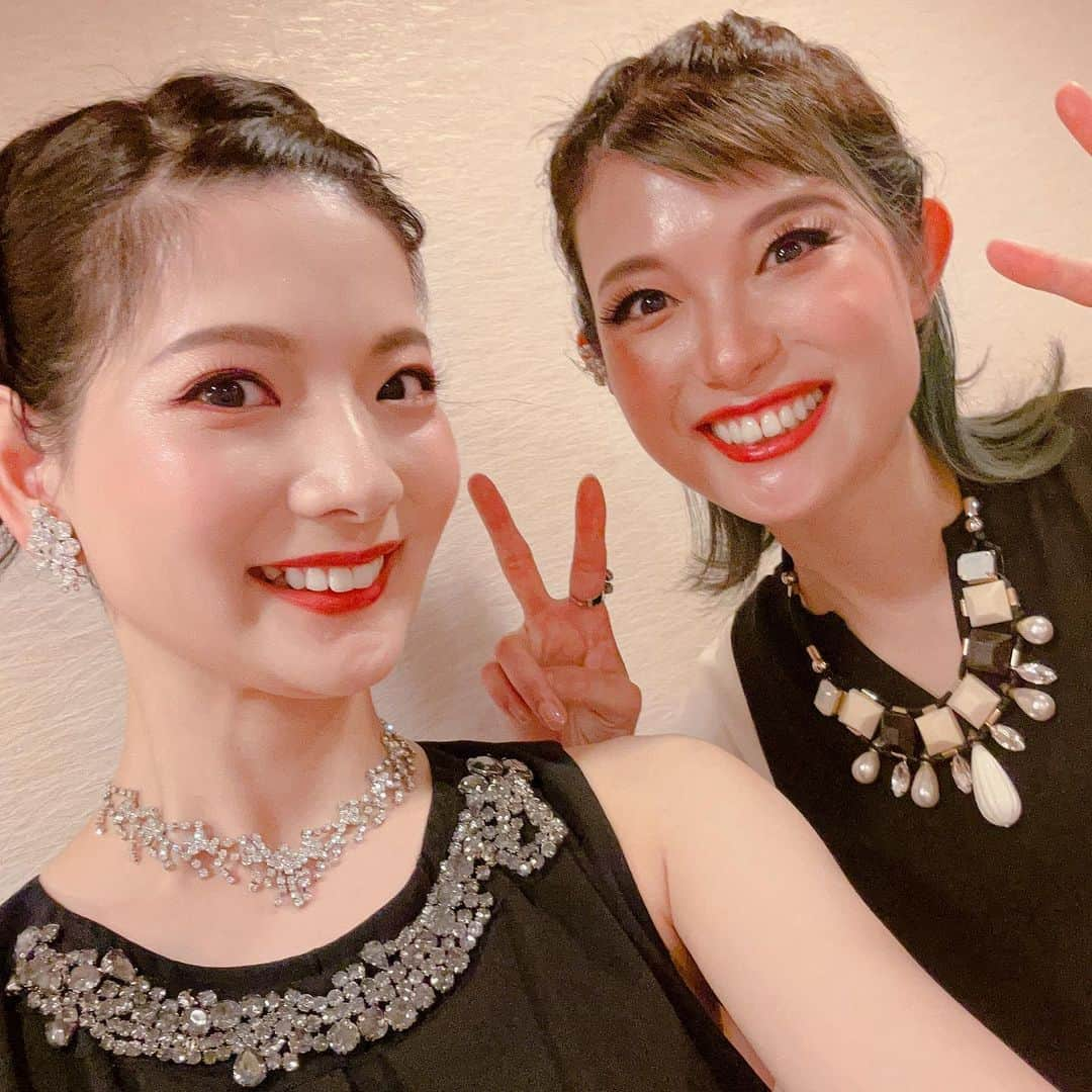 美蘭レンナさんのインスタグラム写真 - (美蘭レンナInstagram)「👯‍♀️👯‍♀️👯‍♀️👯‍♀️👯‍♀️ . . . 姉との2shot📷 ドレス・セットアップコーデ🐼👯‍♀️  はい。白黒コーデで揃えました🐼💓 だんだん本当に顔が似てきて、どっちがどっちだ？！ になってきてて、ちょっとオモロいです😂😆笑 . . . 今日は夏越の大祓。  2023年上半期が今日で終わると思うとあっという間でしたが、濃い充実した半年間でした！振り返ると、  2月　「Play Rhythm!」の公演、 4月  外資系ホテル様との撮影　(またupします) 5月  第1回 にちビュー ワークショップ開催 　　　スタジオ様でのnewレッスン担当　スタート 6月  記念式典でのショー披露イベント  お仕事としては既存の教えのお仕事に加えて、 公演、撮影、ワークショップを開催したりと新しい事にも挑戦し、徐々に夢が形となり、好きな事、やりたかった事をやらせて頂いています。  プライベートでもお仕事でもご縁が繋がり、 またそこからのご縁が増えて、 どんどん素敵な輪が広がっていく。  今年始めた事は10年続くそうなので、 今後ともご縁を大切にブラッシュアップして 活動を広めていきます😊❤️  下半期、まずは7月8日のにちビューの第2回ワークショップ！  そして新たに長年の夢が叶うのでそちらの準備も始めていきます😁😁 下半期もどうぞ宜しくお願いします❤️❤️❤️ . . . #夏越の大祓 #上半期#上半期最後#6月 #姉妹#姉妹コーデ#白黒#🐼 #記念式典#ショー#披露 #日本舞踊#宝塚#宝塚og」6月30日 23時50分 - renna_miran33