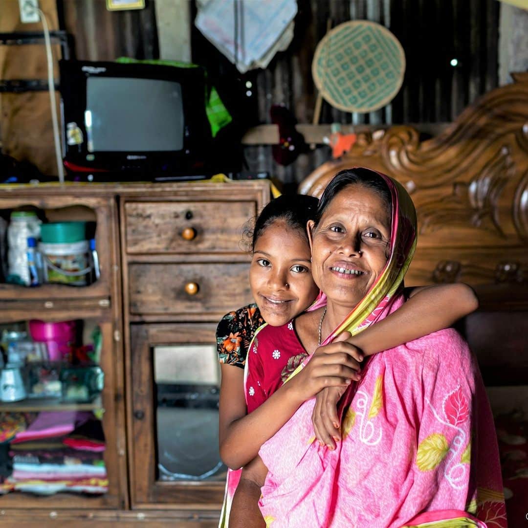 unicefさんのインスタグラム写真 - (unicefInstagram)「Shahana and Sahana from Bangladesh, share a strong bond.  Parents and caregivers play an important role in helping their children reach their full potential.  Through love, care and time, families can thrive. That's why we are calling on governments to scale up investment and support.  © UNICEF/UN0848190/Mawa」6月30日 23時56分 - unicef