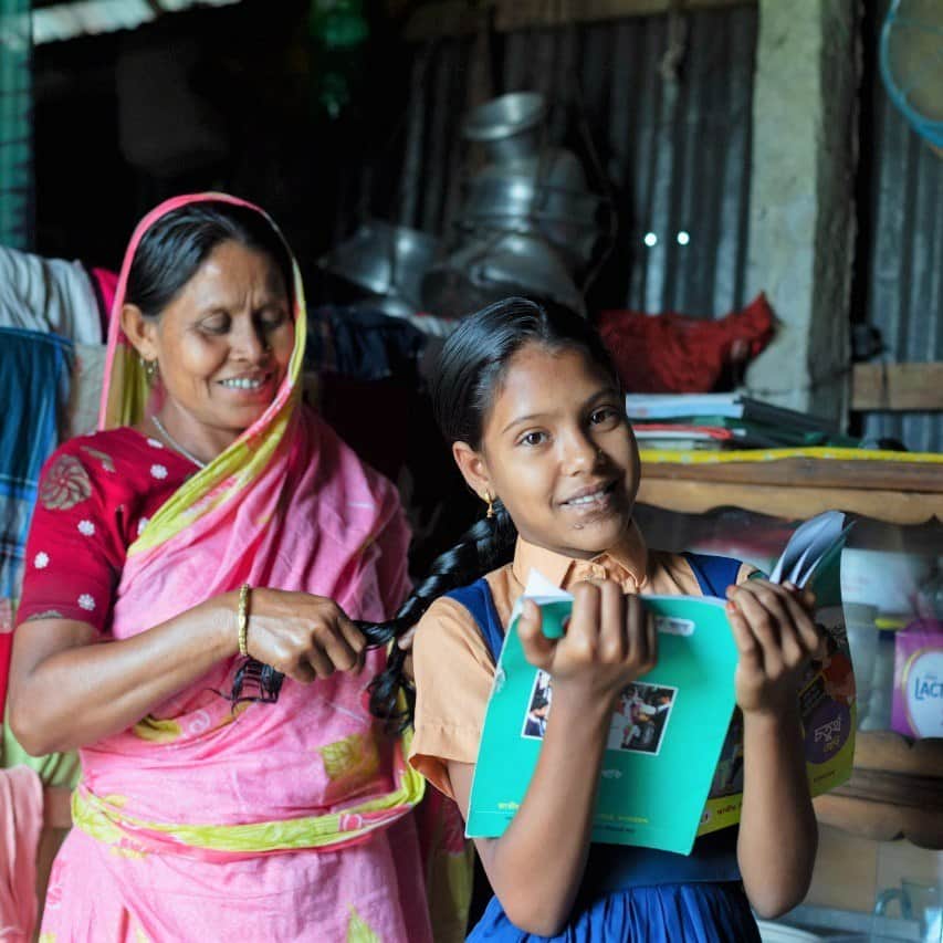 unicefのインスタグラム：「Shahana and Sahana from Bangladesh, share a strong bond.  Parents and caregivers play an important role in helping their children reach their full potential.  Through love, care and time, families can thrive. That's why we are calling on governments to scale up investment and support.  © UNICEF/UN0848190/Mawa」