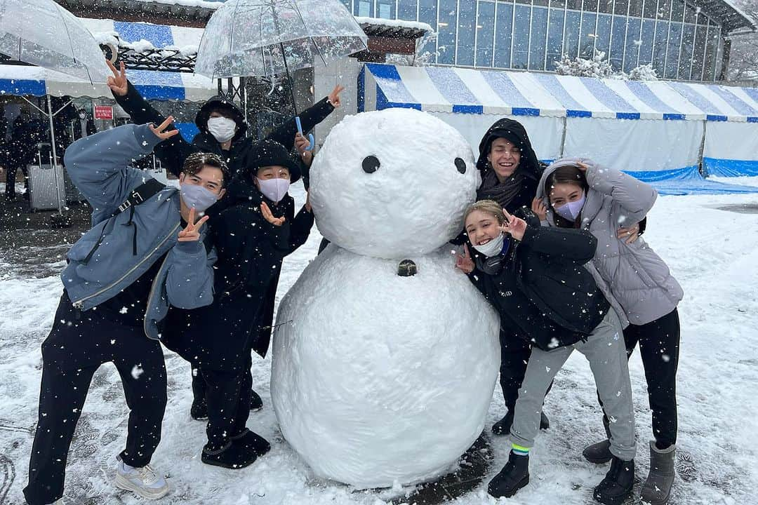 柴田嶺さんのインスタグラム写真 - (柴田嶺Instagram)「明日からBEYOND THE FINALが幕を開けます❗️  座長真央ちゃんとメンバーと共に作り上げてきたこのBEYOND があと残り15公演で終わりを迎えます🥲 これまで、色々なことがあったけど皆で支え合いここまでやってきました❗️ 一瞬一瞬を大切に立川公演を滑り切ります✨ 皆様千秋楽公演も応援よろしくお願い致します✨✨✨  #beyondmaotour#beyond#maoasada」6月30日 23時53分 - ryo_shibata_skate