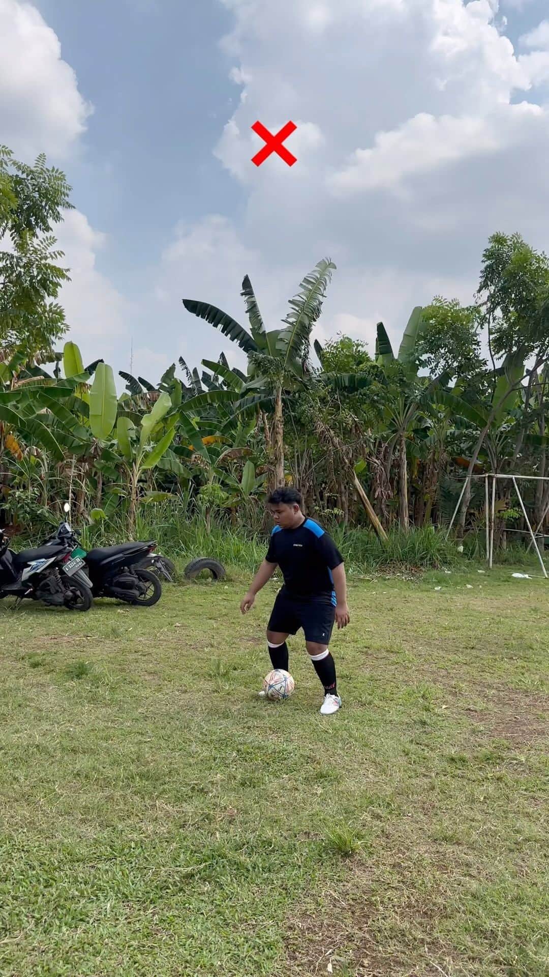 のインスタグラム：「DF TUTORIAL 😂😂  #bbq #football #footballskills #footballtraining #영철 #축구#축구선수 #축구유니폼 #sepakbola #sepakboladunia #sepakbolaindonesia #futebol」