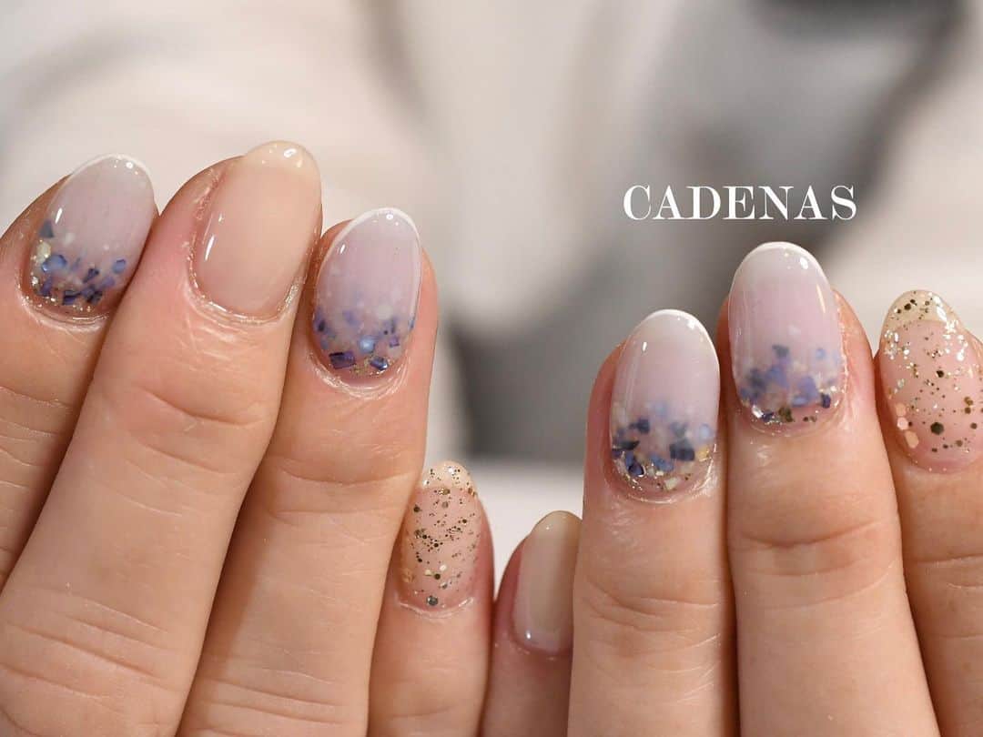Yuka Maeda ::manicurelistのインスタグラム：「お爪の先からうるうる🥺涼しい🧜‍♀️ 3色のシェルをたくさんの中から厳選してるよ🤗  . Salon data▼ ＝＝＝＝＝＝＝＝＝＝＝＝＝＝＝＝＝＝＝＝ . CADENAS -nail eyelash salon- ●Nail artist  @yuka.maeda  @yuki_cadenas @mai_cadenas ●eyelash　@cadenaseyelash  ゲストに愛と感動を…♡ . 【 LINE ＠cadenas 】 ご予約/お問い合わせはLINEよりお気軽に🤲 ▶︎▶︎#cadenasnail デザインアップしてます♡  price…★⭐︎Instagram特別キャンペーン中⭐︎★ . 「インスタ見たよ👀」と LINEからご予約で特別プライス7500円！！ . ※ご新規様限定 ※キャラクターや特殊なエレメント等のみ 別途料金いただく場合ございます🙇🏻‍♀️ . . price…初回8000円（オフ込み） access…大阪市北区堂山町16-1  中崎町駅  徒歩5分 /  梅田駅  徒歩6分 . tel… 06-4792-8617 ＝＝＝＝＝＝＝＝＝＝＝＝＝＝＝＝＝＝＝＝ . . .  #中崎町ネイル #梅田ネイルサロン #大阪ネイルサロン #関西ネイルサロン #インスタネイル #instanails #instanail #シェルネイル #ネイルサンプル #ブルーネイル #ネイルブック #6月ネイル #ネイルチェンジ #今月のネイル #にゅーねいる #summernails #サマーネイル  #夏ネイル #梅雨ネイル #네일아트 #네일스타그램 #귀여운네일 #무광네일  #ムラサキネイル #purplenails #むらさきネイル #cadenasyuka  #cadenasnail #nailsdesign」