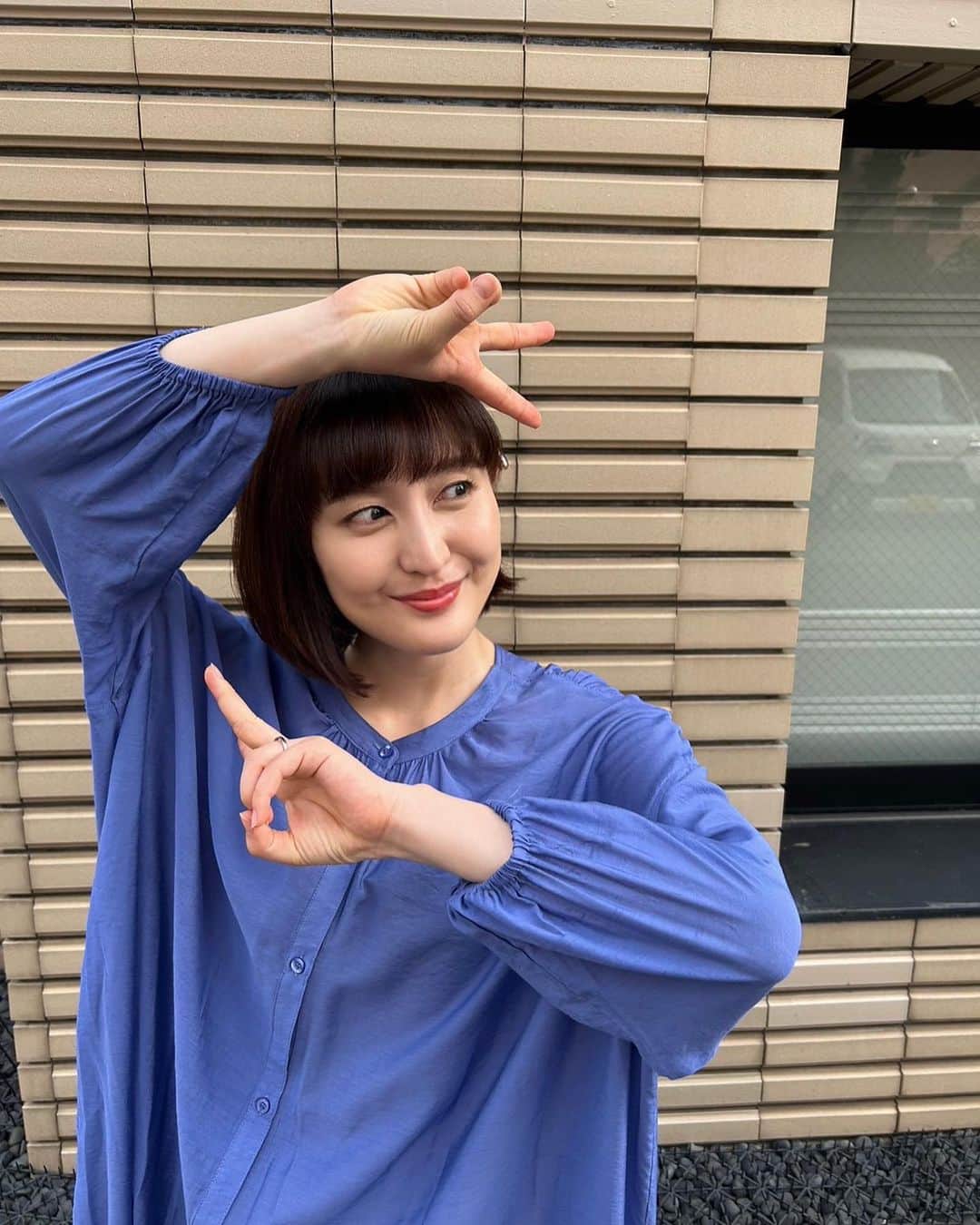 岩井七世のインスタグラム：「真夜中ドラマ #湯遊ワンダーランド  明るく優しい座組の一員にいれてもらい撮影してます。  朝起きたら無事家に帰るまでが現場だねということで、空いた時間に神社で祈って御朱印もらったり、純な喫茶でモーニング食べたり、古着を見たり、帰りに銭湯寄ってみたり。  神社、喫茶、服、銭湯。 好きなもの揃い踏み。  これでもかとリラックスして楽しくやらせてもらっています。  こちらは全然サウナのシーンではないけど、蒸し暑いので脳内銭湯を呼び起こす。「こういうイス、外気浴のときにあると最高ですよね〜」など♨️6月も終わっちゃった！  あと2週間で１話の放送もはじまり、この夏は楽しみいっぱい🍧」