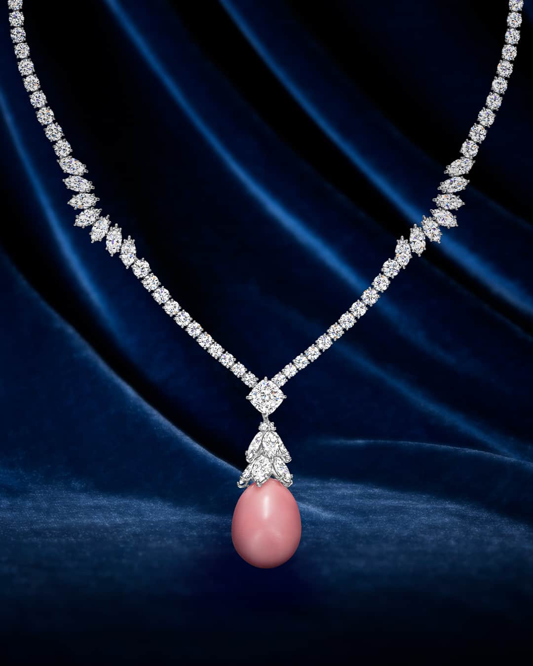 ハリー・ウィンストンのインスタグラム：「As one of the most desired gems of all, conch pearls are rare treasures from the sea. Drawing on a glamorous conch pearl necklace once worn by Dame Elizabeth Taylor, this reimagined necklace spotlights an alluring 41.95 soft pink conch pearl suspended from a strand of brilliant diamonds. Tap the link in bio to explore exceptional one-of-a-kind gems from the Royal Adornments collection. #HarryWinston #WinstonHighJewelry」