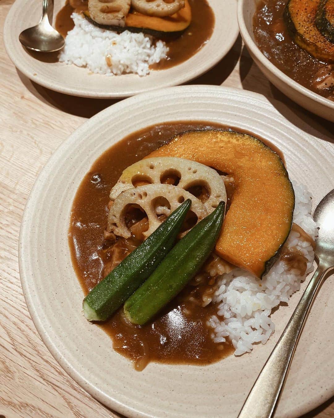 石塚絵梨さんのインスタグラム写真 - (石塚絵梨Instagram)「繊細な泡と華やかな味わいに 感動したラグジュアリービール。🌹 @rococotokyo ♡ 是非ワイングラスでとのことで、 お家でもワイングラスで頂きました。味わいや品質のこだわり、コンセプトもとっても素敵。💫 毎日のお家での食事が特別な時間になりました☺️ この日は娘の大好物、野菜カレーとサラダ🍛🥗 こんなに上品なビールを頂いたのは初めて。🤍 次は色んなおつまみと合わせて飲んでみようかな🥰  オンラインショップの販売か、 選び抜かれた飲食店での提供のみだそう。 ギフトにも素敵ですね💝  #ラグジュアリービール #おうちレシピ#サラダレシピ  #野菜カレーレシピ」7月1日 0時13分 - ishi_eri1213