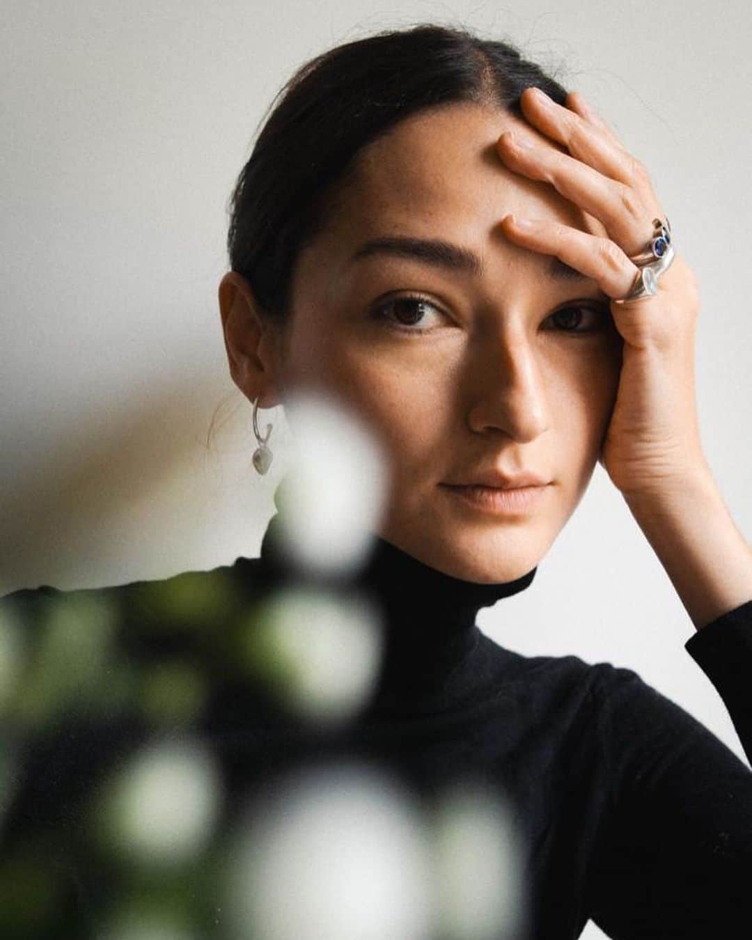 ブルーナ・テノリオのインスタグラム：「Joias minimalistas com estilo e personalidade. Não poderia ser diferente, a marca da modelo @brunatenorio @brunatenoriojewelry transmite o estilo dela em joias democráticas, confortáveis e não por isso menos eternas. A marca, que nasceu em Nova York, usa um manuseio mais “old fashioned” e pedras cravejadas em cera, o que dá esse tom moderno e original!」