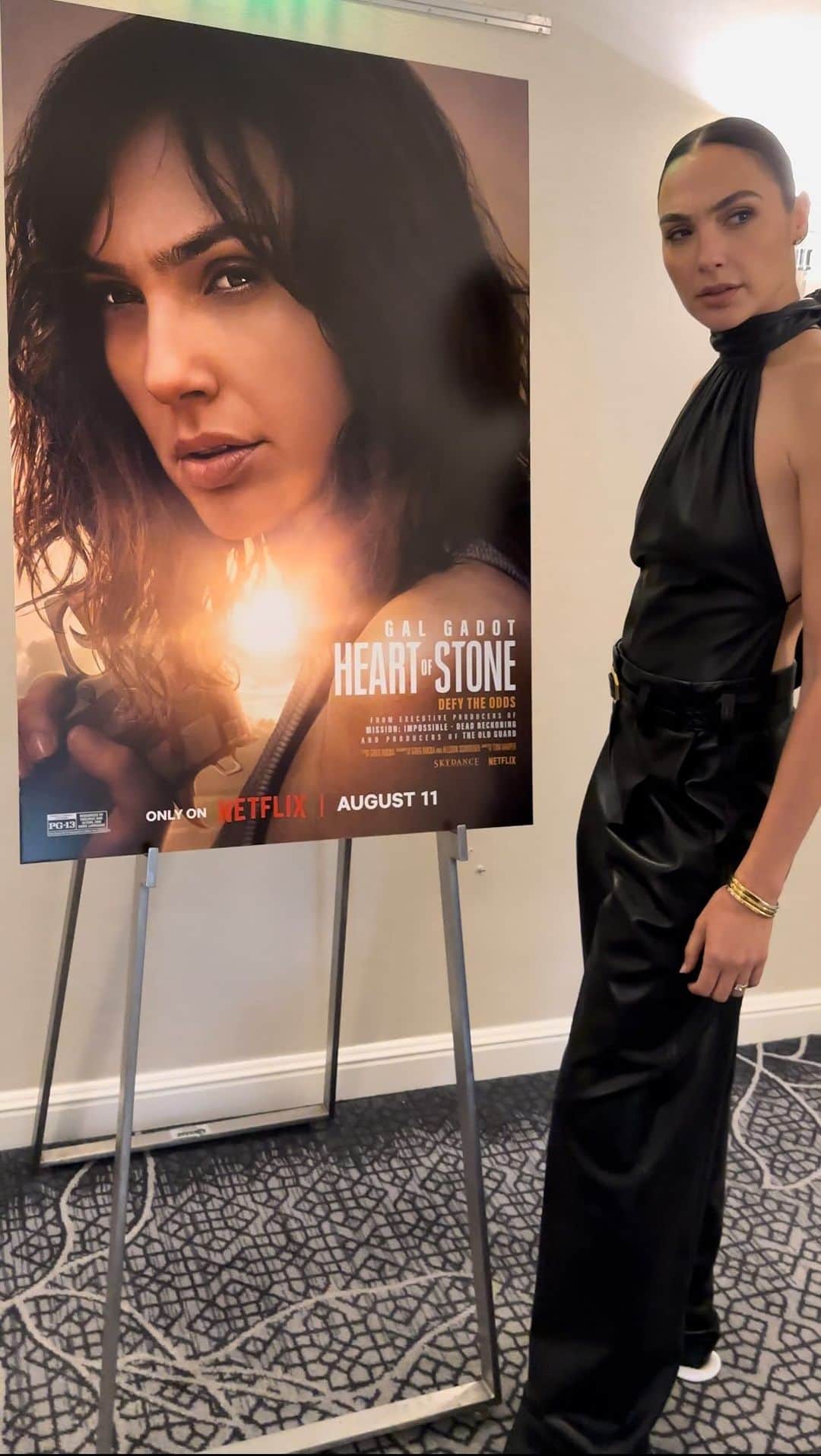 ガル・ガドットのインスタグラム：「What an amazing week kicking off Heart of Stone press in LA! Can’t wait for you to see it all 🖤   Styled by: @karlawelchstylist  Hair by: @officialdanilohair & @jennychohair  Makeup by: @tyronmachhausen  Manicure by: @kimkimnails」