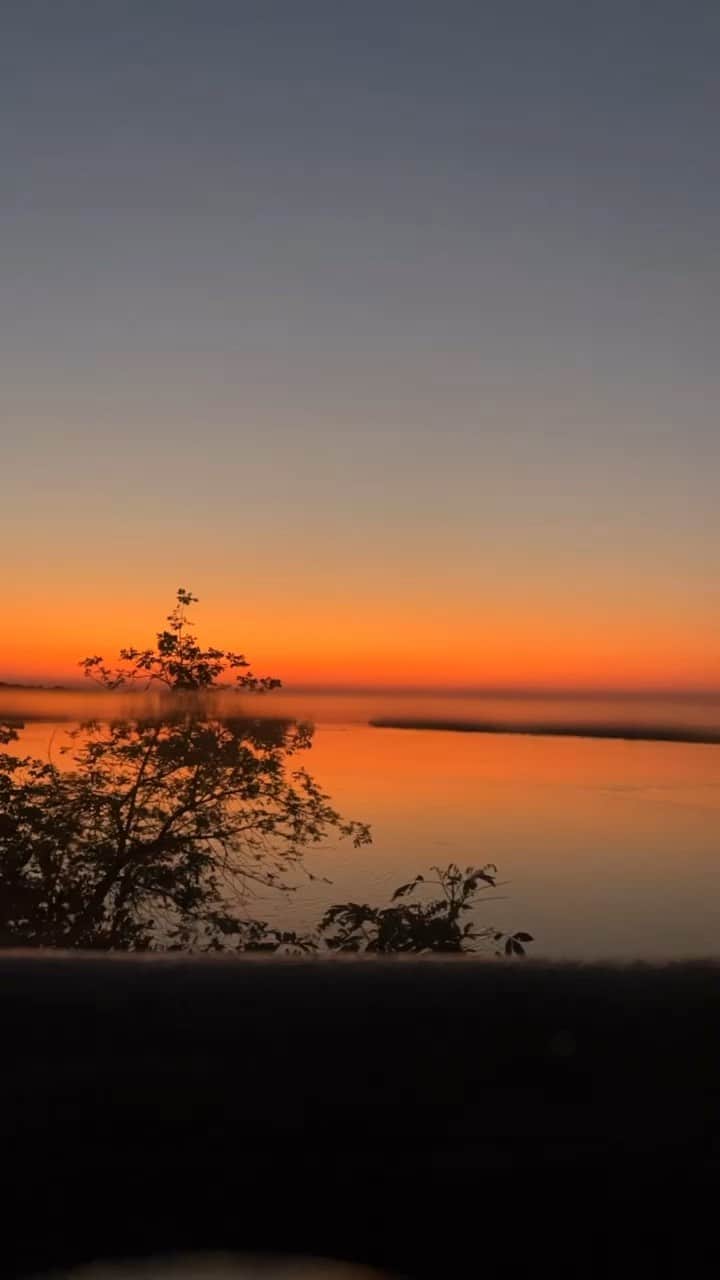 ケヴィン・マクキッドのインスタグラム：「Sunrises @chiawasafaris #lowerzambezi #chiawacamp #travelpartner」