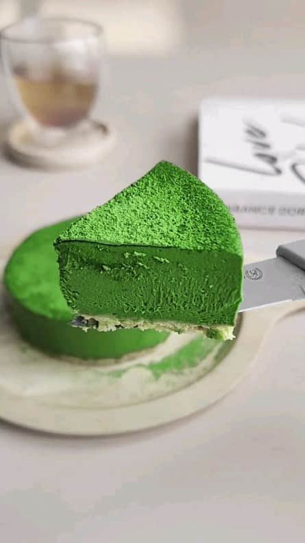 Matchæologist®のインスタグラム：「A ready-to-eat slice of #MatchaHeaven. 😱 Tag a #Matchaholic friend who’d love to try this mouthwatering 🌿 #Matcha 🍰 #CheeseCake prepared by @matchanomena! . If you come across or bake some amazing #MatchaCreations – we would love to see them 💚. Tag @Matchaeologist #MatchaCreation to keep us updated! . 👉 Click the link in our bio @Matchaeologist to find out more! . Matchæologist® #Matchaeologist Matchaeologist.com」
