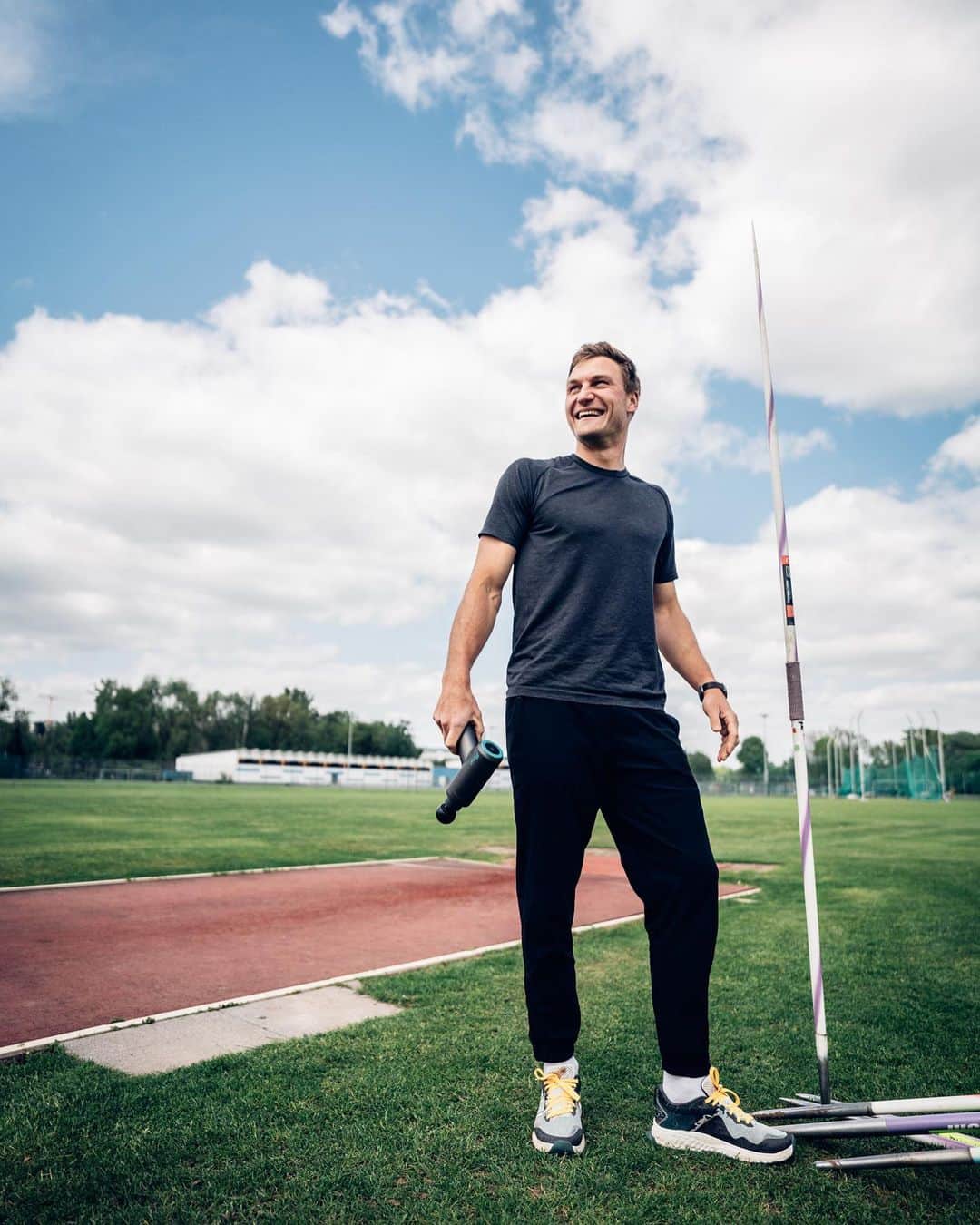 トーマス・レーラーのインスタグラム：「Come and throw? Not for me. A professional approach to any sport includes a warm up. No need to be long, extreme or special but it needs to fit the level and kind of intensity to come in the workout 📈✌🏼 #findyourflow #warmup #trackandfield #athletics #massagegun #javelin #leichtathletik」