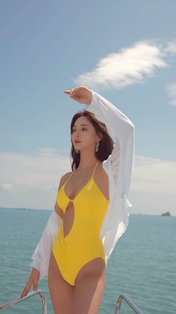 キム・ボラムのインスタグラム：「더위 먹고 배멀미해서 토할뻔한건 티가 일도 안 나네..🌞」