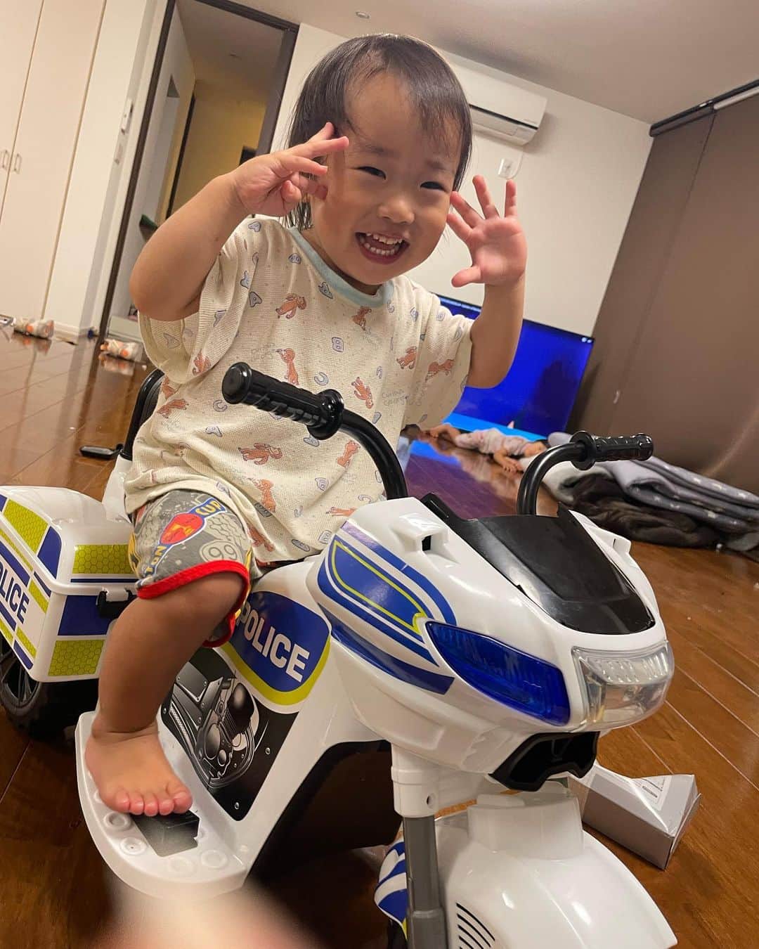 森ケの暴走ブラザーズのインスタグラム：「#暴走ブラザーズ オーギー白バイに大喜び。」