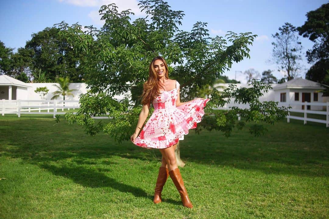 Nicole Bahlsのインスタグラム：「Hoje recebemos visitas aqui na Casa Bahls e escolhi um look maravilhosa da @sheinofficial @sheinbrasil para passar o dia 🍓🍒  O arraiá de estilo da SHEIN já começou! Se usarem o cupom (SHEINJUNINA816), vocês ganham 15% de desconto… Aí que tudooo ❤️  ID vestido: 15840589 https://shein.top/sr1ulqy  Outras sugestões de look: ID 12132785 https://shein.top/hohbyqx ID 16078142 https://shein.top/a6wqe9b ID 12151831 https://shein.top/lmpgt7s ID 13892142 https://shein.top/bkiut27 ID 13892540 https://shein.top/k5scpem  #SHEINJunina #SHEINforAll」