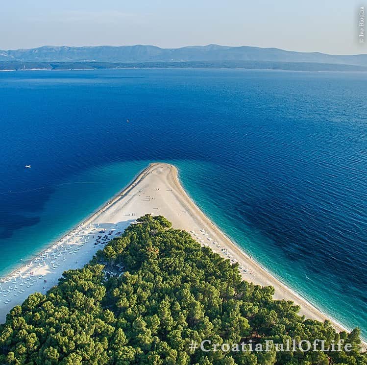 マリン・チリッチのインスタグラム：「Summer is officially here and that means it’s time to hit the beach! 🌊🏖️☀️😎Come to Croatia and enjoy the beach vacation of your dreams.   #CroatiaFullOfBeaches @croatiafulloflife」