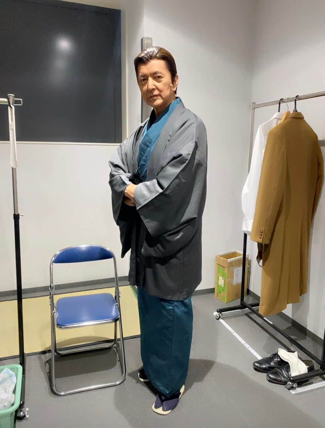 榎木孝明さんのインスタグラム写真 - (榎木孝明Instagram)「一年のちょうど半分が過ぎましたが、7月1日から23日まで「泣いたらあかん」の博多座での公演が始まりました。 生の舞台では毎日同じセリフを喋っているにもかかわらず、芝居が日々進化していく不思議さがあります。お客様とは一期一会で、毎日が新しい出会いです。と言うわけで今日も泣いて笑って、泣かせて笑わせてと、舞台に立てる幸せを噛みしめています。 残された博多座での公演を一日一日大切にしたいと思います。 #泣いたらあかん#博多座」7月1日 0時30分 - taka121234aki