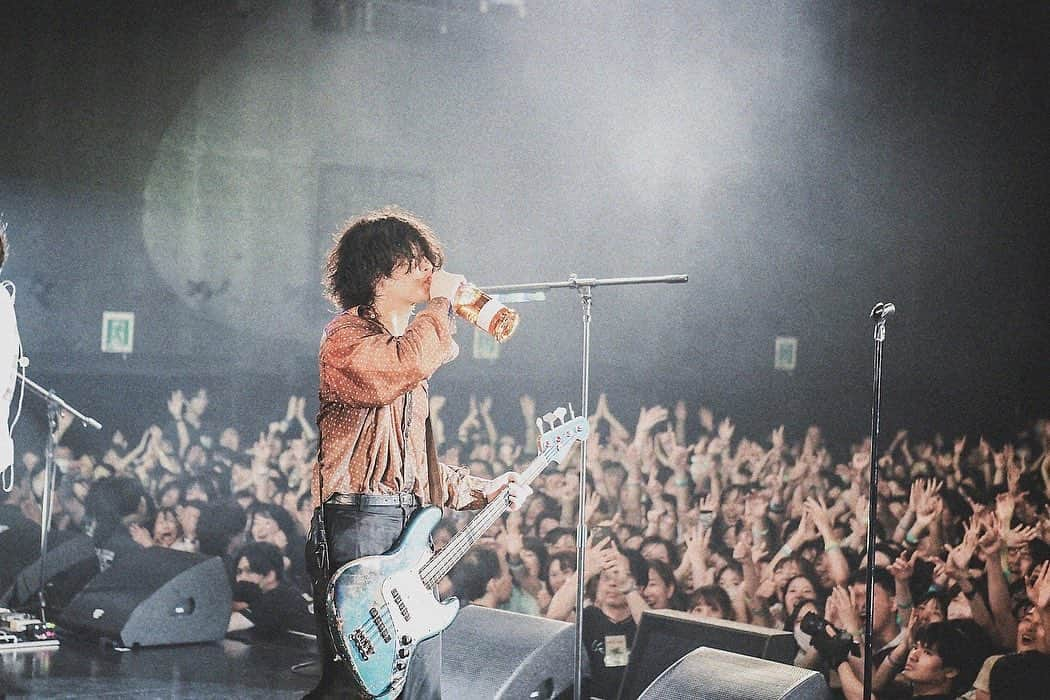 磯部寛之のインスタグラム：「Yo, it’s been a great tour thank you everyone for coming! Hiro めちゃくちゃ良いツアーだった。各所出てくれたアーティスト、そして来てくれた皆さんありがとうございました。バニラズも素晴らしいステージありがとう。ステージで軽くて酔っぱらったけど夜はまだまだ長い。いけるか名古屋ーーーーーーーーーーーいえあ。ひろ #alexandros #ディスフェス #nagoya #名古屋 #ファイナル」