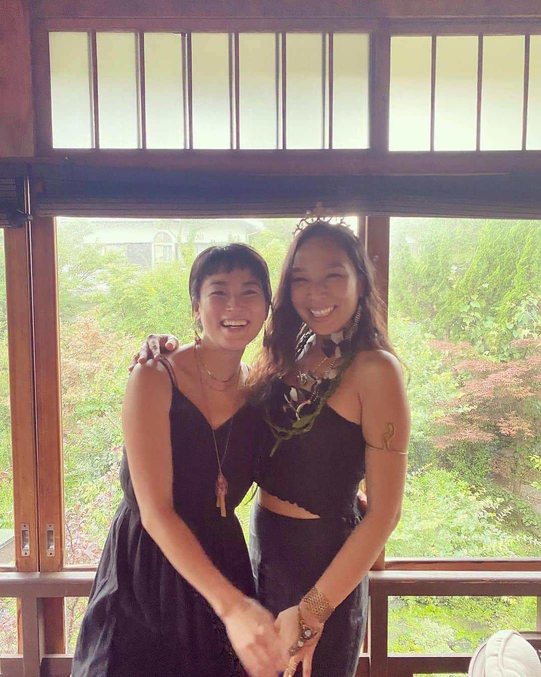 桃生亜希子のインスタグラム：「かれんちゃん　@summerlove_kalen と初めて会ったのは約2年半前。 　コロナの真っ只中、初めてCosta Ricaへ1人、旅に出るという彼女をみて、久しぶりに魂がワクワクするのを感じた。❤️‍🔥 　 　去年の12月、彼女が主催するCosta Ricaのリトリートへ行ってから今も、自分が内側からじわじわと変化し続けているのを感じてる。  　若いけどすごくグラウディングが出来ていて、なんだか頼りになる存在。 　だけど、ちょっとギャル😆🔥。 　繊細だけど大胆で　面白い。 　優しくて、可愛くて美しいカレンちゃんが大好きだよ！  　次の旅も楽しんできてね！ 　また一緒に旅できる日を楽しみにしてい るよ😘  　Happy birthday🐍🌈❤️‍🔥 　 　今日出会ってくれたみんな、 こんなあったかい会に呼んでくれて、ありがとう🙏✨  　素敵な手作りローケーキやケータリングも素晴らしかった！  #lifeisajourney #birthday」