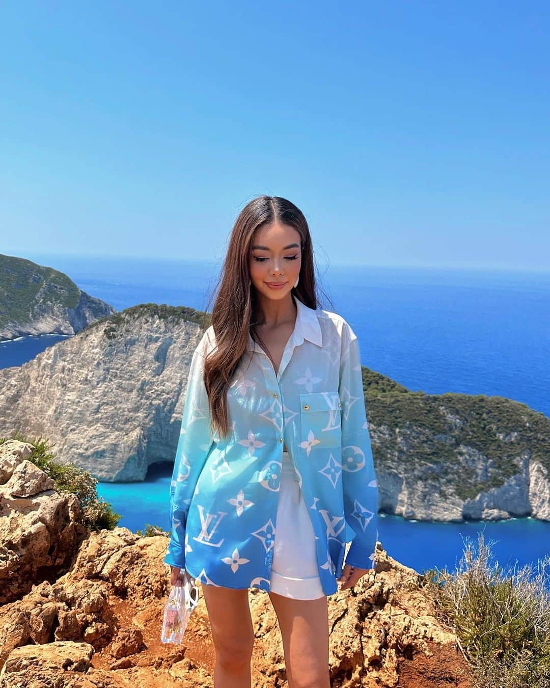 タラ・ミルクティーのインスタグラム：「into the blue 💦 @louisvuitton」