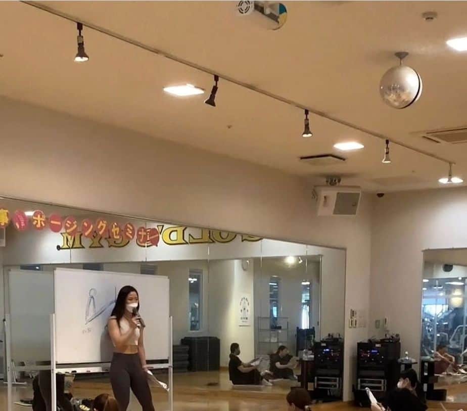 永吉令奈さんのインスタグラム写真 - (永吉令奈Instagram)「関西店舗14店舗セミナーが終了しました😊  14店舗のスケジュールが決まったときに 果たして最後まで無事に終えられるのかと不安でしたが  今の会社に入社してから ちょうど5年間、ずっと皆勤賞なので 今回、必ず最後まで元気に走り抜くと、強い気持ちを持って挑みました。  全店合わせて参加人数の合計が271名。  本当に参加してくださった皆様に心から感謝の気持ちでいっぱいです。  貴重なお時間を割いてお越しくださり、ありがとうございました😊💓  きっとマッスルゲートがなければこんなにたくさんの女性とお会いする機会はなかったと思います。  この機会を頂いたことにより 自分の中で気づき・学びが多くありました。  そしてまだまだ学ばなければいけないことがたくさんあります。  挑戦したいこともあります。  またお会いしたときに 永吉がアップデートされてるなと感じてもらえるように これからもまた頑張りますのでどうぞよろしくお願い致します😊🙏✨️  まだまだセミナーやマッスルキャンプなど続きますが 一旦一区切りです😊  各店舗ご協力頂いたスタッフの皆様も本当にありがとうございました😊🙏✨️  各セミナーに ボディメンテドリンク  ボディメンテゼリーを ご協賛頂きました大塚製薬様 @bodymainte_heroes  @otsukanc 誠にありがとうございました✨️  P.S ロングラン講演の千秋楽はマイホーム中之島🫡 最後に頂いたお花が可愛いくて安らぎます🥹🌺  #感謝」7月1日 0時45分 - renaga2016