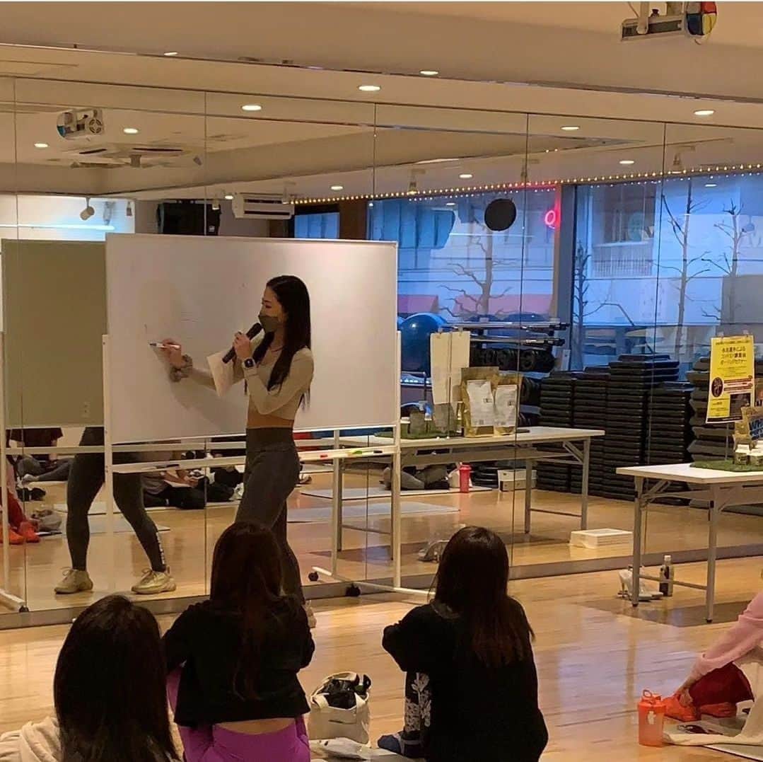 永吉令奈さんのインスタグラム写真 - (永吉令奈Instagram)「関西店舗14店舗セミナーが終了しました😊  14店舗のスケジュールが決まったときに 果たして最後まで無事に終えられるのかと不安でしたが  今の会社に入社してから ちょうど5年間、ずっと皆勤賞なので 今回、必ず最後まで元気に走り抜くと、強い気持ちを持って挑みました。  全店合わせて参加人数の合計が271名。  本当に参加してくださった皆様に心から感謝の気持ちでいっぱいです。  貴重なお時間を割いてお越しくださり、ありがとうございました😊💓  きっとマッスルゲートがなければこんなにたくさんの女性とお会いする機会はなかったと思います。  この機会を頂いたことにより 自分の中で気づき・学びが多くありました。  そしてまだまだ学ばなければいけないことがたくさんあります。  挑戦したいこともあります。  またお会いしたときに 永吉がアップデートされてるなと感じてもらえるように これからもまた頑張りますのでどうぞよろしくお願い致します😊🙏✨️  まだまだセミナーやマッスルキャンプなど続きますが 一旦一区切りです😊  各店舗ご協力頂いたスタッフの皆様も本当にありがとうございました😊🙏✨️  各セミナーに ボディメンテドリンク  ボディメンテゼリーを ご協賛頂きました大塚製薬様 @bodymainte_heroes  @otsukanc 誠にありがとうございました✨️  P.S ロングラン講演の千秋楽はマイホーム中之島🫡 最後に頂いたお花が可愛いくて安らぎます🥹🌺  #感謝」7月1日 0時45分 - renaga2016