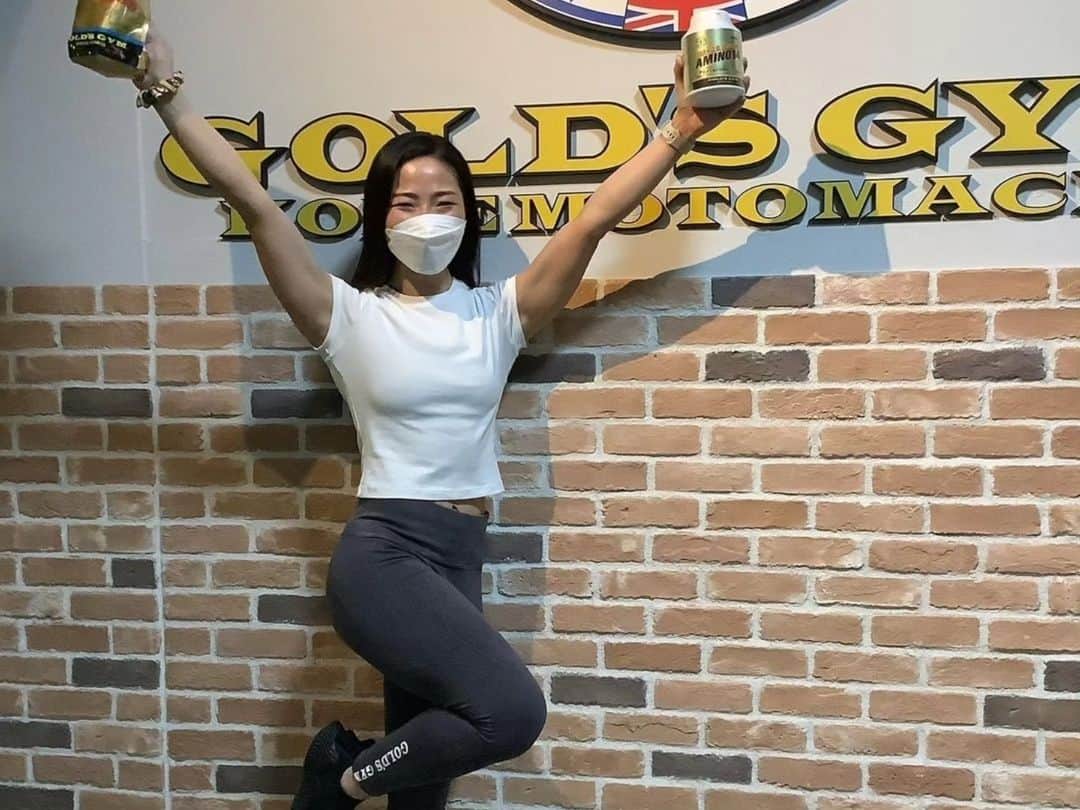 永吉令奈さんのインスタグラム写真 - (永吉令奈Instagram)「関西店舗14店舗セミナーが終了しました😊  14店舗のスケジュールが決まったときに 果たして最後まで無事に終えられるのかと不安でしたが  今の会社に入社してから ちょうど5年間、ずっと皆勤賞なので 今回、必ず最後まで元気に走り抜くと、強い気持ちを持って挑みました。  全店合わせて参加人数の合計が271名。  本当に参加してくださった皆様に心から感謝の気持ちでいっぱいです。  貴重なお時間を割いてお越しくださり、ありがとうございました😊💓  きっとマッスルゲートがなければこんなにたくさんの女性とお会いする機会はなかったと思います。  この機会を頂いたことにより 自分の中で気づき・学びが多くありました。  そしてまだまだ学ばなければいけないことがたくさんあります。  挑戦したいこともあります。  またお会いしたときに 永吉がアップデートされてるなと感じてもらえるように これからもまた頑張りますのでどうぞよろしくお願い致します😊🙏✨️  まだまだセミナーやマッスルキャンプなど続きますが 一旦一区切りです😊  各店舗ご協力頂いたスタッフの皆様も本当にありがとうございました😊🙏✨️  各セミナーに ボディメンテドリンク  ボディメンテゼリーを ご協賛頂きました大塚製薬様 @bodymainte_heroes  @otsukanc 誠にありがとうございました✨️  P.S ロングラン講演の千秋楽はマイホーム中之島🫡 最後に頂いたお花が可愛いくて安らぎます🥹🌺  #感謝」7月1日 0時45分 - renaga2016