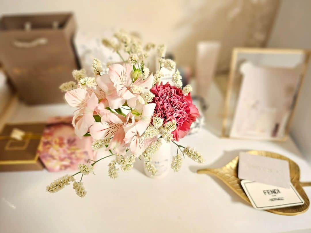永吉令奈さんのインスタグラム写真 - (永吉令奈Instagram)「関西店舗14店舗セミナーが終了しました😊  14店舗のスケジュールが決まったときに 果たして最後まで無事に終えられるのかと不安でしたが  今の会社に入社してから ちょうど5年間、ずっと皆勤賞なので 今回、必ず最後まで元気に走り抜くと、強い気持ちを持って挑みました。  全店合わせて参加人数の合計が271名。  本当に参加してくださった皆様に心から感謝の気持ちでいっぱいです。  貴重なお時間を割いてお越しくださり、ありがとうございました😊💓  きっとマッスルゲートがなければこんなにたくさんの女性とお会いする機会はなかったと思います。  この機会を頂いたことにより 自分の中で気づき・学びが多くありました。  そしてまだまだ学ばなければいけないことがたくさんあります。  挑戦したいこともあります。  またお会いしたときに 永吉がアップデートされてるなと感じてもらえるように これからもまた頑張りますのでどうぞよろしくお願い致します😊🙏✨️  まだまだセミナーやマッスルキャンプなど続きますが 一旦一区切りです😊  各店舗ご協力頂いたスタッフの皆様も本当にありがとうございました😊🙏✨️  各セミナーに ボディメンテドリンク  ボディメンテゼリーを ご協賛頂きました大塚製薬様 @bodymainte_heroes  @otsukanc 誠にありがとうございました✨️  P.S ロングラン講演の千秋楽はマイホーム中之島🫡 最後に頂いたお花が可愛いくて安らぎます🥹🌺  #感謝」7月1日 0時45分 - renaga2016