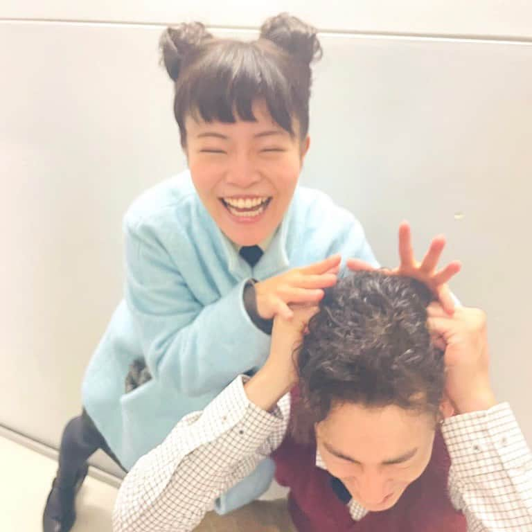 橋本菜摘さんのインスタグラム写真 - (橋本菜摘Instagram)「同い年けんちゃん😊  途中からのカンパニー加入。 絶対たくさんの不安があったと思う。  仲良くなりたいり でもどうしたらいいんだろう？と思っていたら 同い年だということが判明。  それを言い訳に話しかけてから 仲良くなるのに時間はかからなかった。  いろんな人のことをすごくよく見ている人。 知らなかった自分にも気づかせてくれた。  率直で嘘のない温もりのある言葉を 真っ直ぐ届けてくれる人。  長くやっていると この芝居でいいのだろうかと 自問自答する瞬間が何度もあるのだけど そんなときふと声をかけてくれる言葉に 何度も励ましてもらった。  なんだろうなぁ。 ずっと前から知っていたような 気持ちになる人。不思議。  とあるシーンのやり取りは いつも楽しかった。  これからもよろしくお願いしたいです☺️ お互い頑張ろうね！！  ありがとう。  #吉田健悟 さん #スリザリン  #harrypottertheaterde  #harrypottercursedchild  #rosegrangerweasley  #cursedchild   #ハリポタ舞台 #呪いの子 #ハリーポッターと呪いの子  #橋本菜摘  #natsumihashimoto #kengoyoshida  #千穐楽」7月1日 0時52分 - hashimoto723_