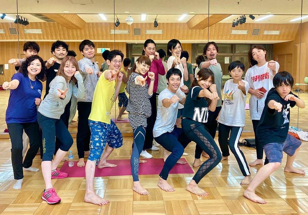 叶ここのインスタグラム：「✨佃監督主催✨  超一流のダンサー・振付師・女優の池田美千留さんの 「プロ俳優のための身体作り」に参加してきました！！！  プロの俳優さんたちに混じっていいのか…と思いつつ、佃監督の許可をいただき参戦❣️  行ってマジで良かった😭🙏  俳優の訓練って何でもできるカッコよくて洗練された研ぎ澄まされた体を作るためのトレーニングなんだよね。  ワークアウトの延長で、アクションしたり出来るようになっていくんだけど、それがマジでキッツイ動きなんだけど、その先にどんな役でも熟せる身体を作るのがゴールにあるから、めっちゃ楽しい！！😭💕  私、人生で初めて倒立できたもん❣️  周りの俳優さんはスッと倒立に入ってて、それが本当かっこよくて。  それを見てさ、怖いって気持ちより、表現したいことのために倒立するってイメージしたら、身体がスッと動いた。  目先の恐怖より、ワクワクする未来想像したら、なんか、できていた。  講師の美千留さんはバレエ出身で、劇団四季、劇団☆新感線、野田MAP等々、一流の場所で女優業をしつつ、安室奈美恵さんの指導や、松たか子さんとの共演等々、マジで超一流の仕事をしてきた人なので  「こんなんで疲れないよ！！！1日立ってなきゃいけない仕事きたらどうするの！？！？疲れない！！疲れないために動く！！！」  （プランクしながら） 「下向かない！これからの人生ずっと前を向いていなさい！！」  「なんでできてないの？？これが現場だったらどうするの？？また教えてもらうの？」  という、ガチオブガチ指導☺️  でもね、言われても嫌じゃないの。  なんなら火がつくの🔥久しぶりの気持ち。  ああ、私、俳優になりたかったんだ、って俳優訓練に勤しんでた学生時代をすごく思い出したよね。  こういう訓練が当たり前なのよね。 だって、それができなきゃ俳優で食ってけないんだもん。  生き残っている俳優さんたちは  訓練し続けて、報連相もできて、素直で、やるべきことを責任もってしっかりやれてる人たちなんだよな、と改めて自覚。  その人の実力以上に、  人と絶対関わる芸術だから、人に信頼される人しか選ばれなくなってくる。  一流のアーティストと関わってきた池田美千留さんの言葉の重み、ヤバい😭  帰りに  「ここちゃん、ちゃんと身体作ろ。めっちゃ良いもの持ってるんだから。絶対良くなるよ」  って言われて、素直に  「はい！」って答えてた。  私のなりたい身体性って想像力を具現化できる身体なんだよね。  もっと自由に踊りたいし、歌いたい。  自分の表現したいことをこの身体が堰き止めないようになりたい。  ジムとか筋トレとか本当続かなくて💦  でも、訓練の先にお芝居や歌や踊りがあるのは本当に楽しくて、ワクワクする。  若かりし頃、全身全霊で打ち込んだパフォーミングアーツの世界へのパッションが燃え上がってしまったよね。  この身体が動くうちに、やれることはやっておきたいな。  また舞台に立ったりするのかな。楽しみ！！！  #俳優 #女優 #舞台 #ミュージカル #殺陣 #演劇 #池田美千瑠」