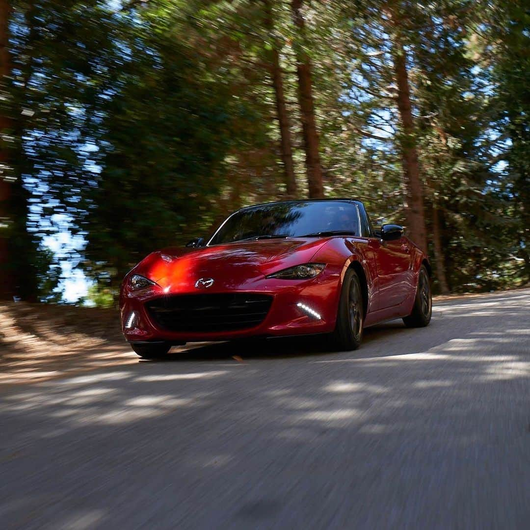 MAZDA Canadaのインスタグラム：「Cruise into the long weekend and embrace the open road with your Mazda. Comment below and inspire us with your weekend adventures 👇 #MazdaCanada​ 🔴​ Profitez de ce long congé pour prendre la route en toute liberté au volant de votre Mazda. Laissez-nous un commentaire ci-dessous pour nous faire partager vos aventures 👇 #MazdaCanada」