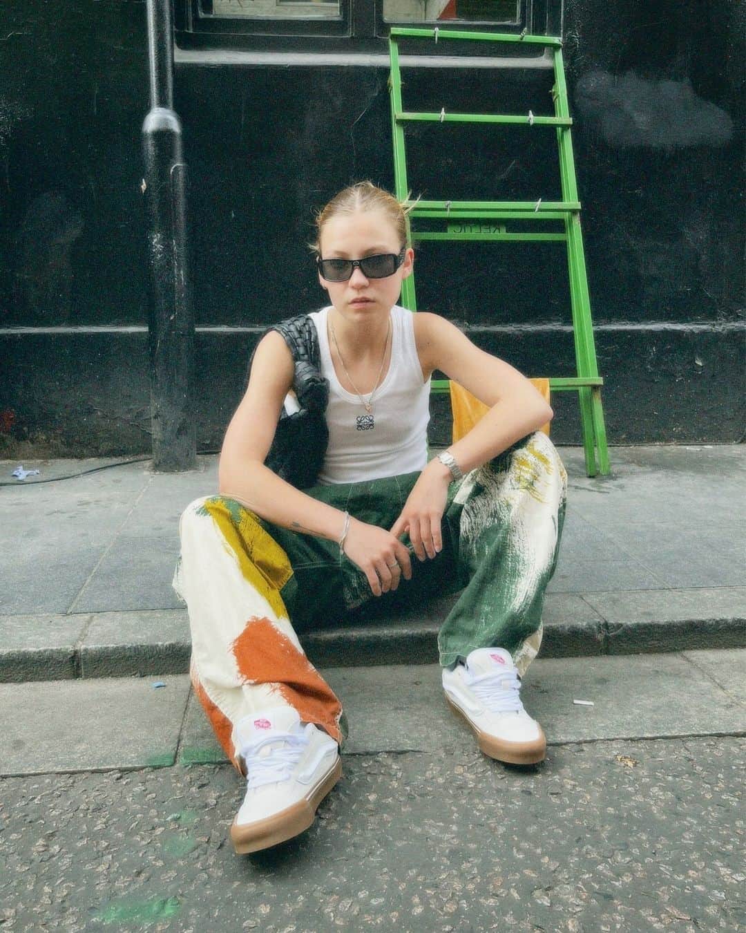 vans girlsのインスタグラム：「@toranorth looks incredible in the Knu Skool in white. Find your next pair at the link in bio.」