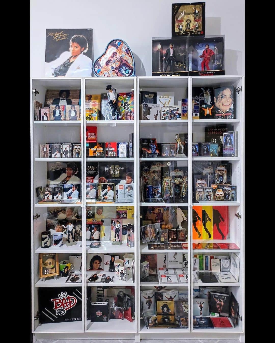 マイケル・ジャクソンのインスタグラム：「Fans Alessandro and Maria shared a part of their impressive MJ collection with the fan community on Michael’s website. They have multiple versions of many of Michael’s releases, action figures, and boxed sets. What unique items are in your MJ collection?#MJCollectibles」