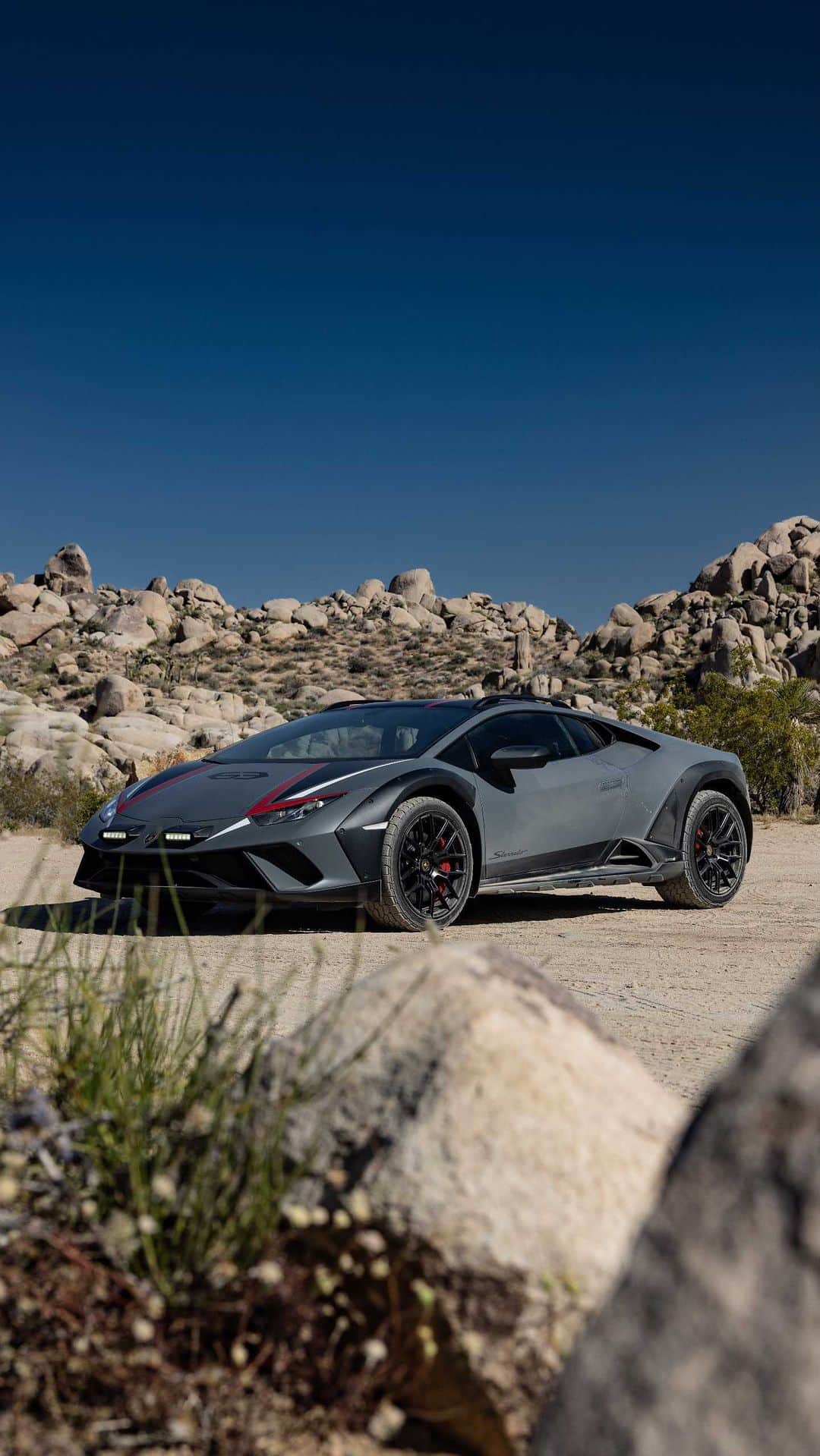 ランボルギーニのインスタグラム：「Take a Super Sports Car like the Huracán Sterrato, which was designed to venture beyond the usual paths.  Add our Chief Technical Officer Rouven Mohr, who perfectly knows Huracán Sterrato’s features and how to make the best of them.  Take them both to the Chuckwalla desert.    Experience this adventure to the max.    #Lamborghini #HuracanSterrato #BeyondTheConcrete  __  Huracán Sterrato: fuel consumption combined: 14,9 l/100km (WLTP); CO2-emissions combined: 337 g/km (WLTP)」
