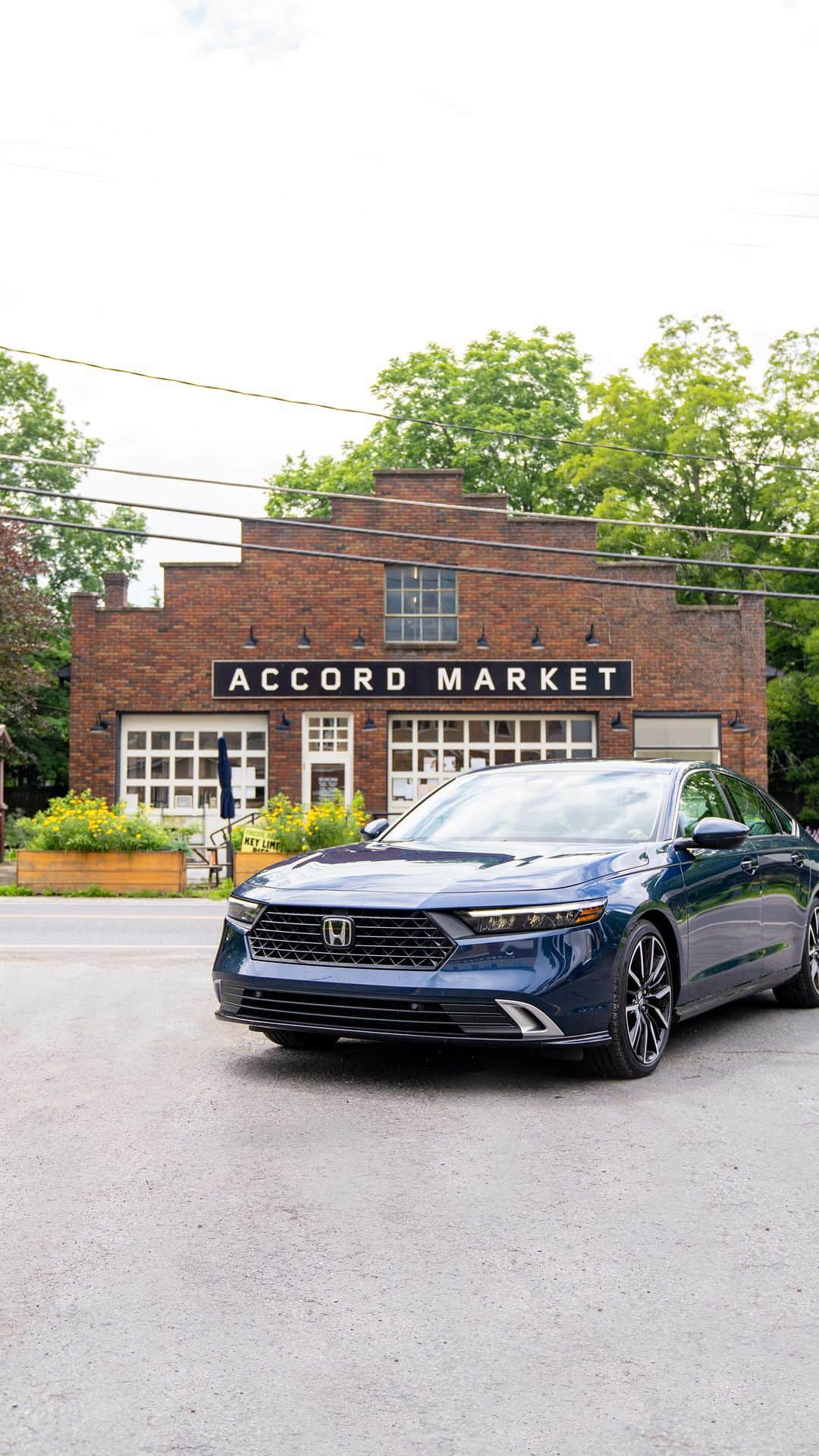 ホンダのインスタグラム：「Taking the new #AccordHybrid on a road trip to Accord, NY 🛣️ #twinning  🎥: @sincerelymaureen  #HondaPartner #HondaAccord #AccordSociety」