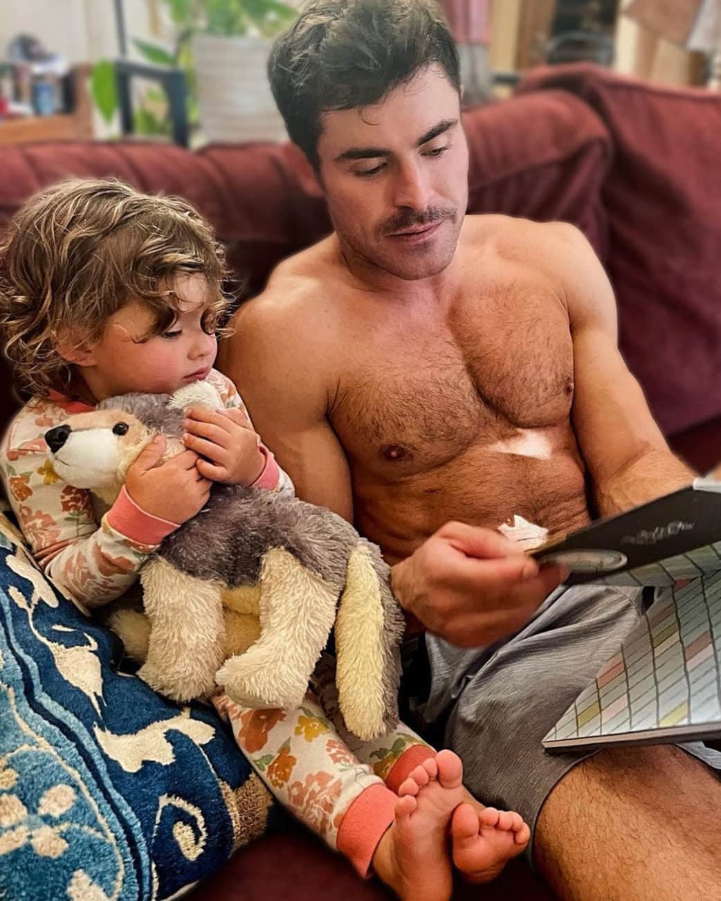E! Onlineさんのインスタグラム写真 - (E! OnlineInstagram)「Zac Efron is coming alive with big brother duties. 🥹 See their latest adorable day trip to the circus at the link in our bio. (📷: Instagram)」7月1日 1時02分 - enews