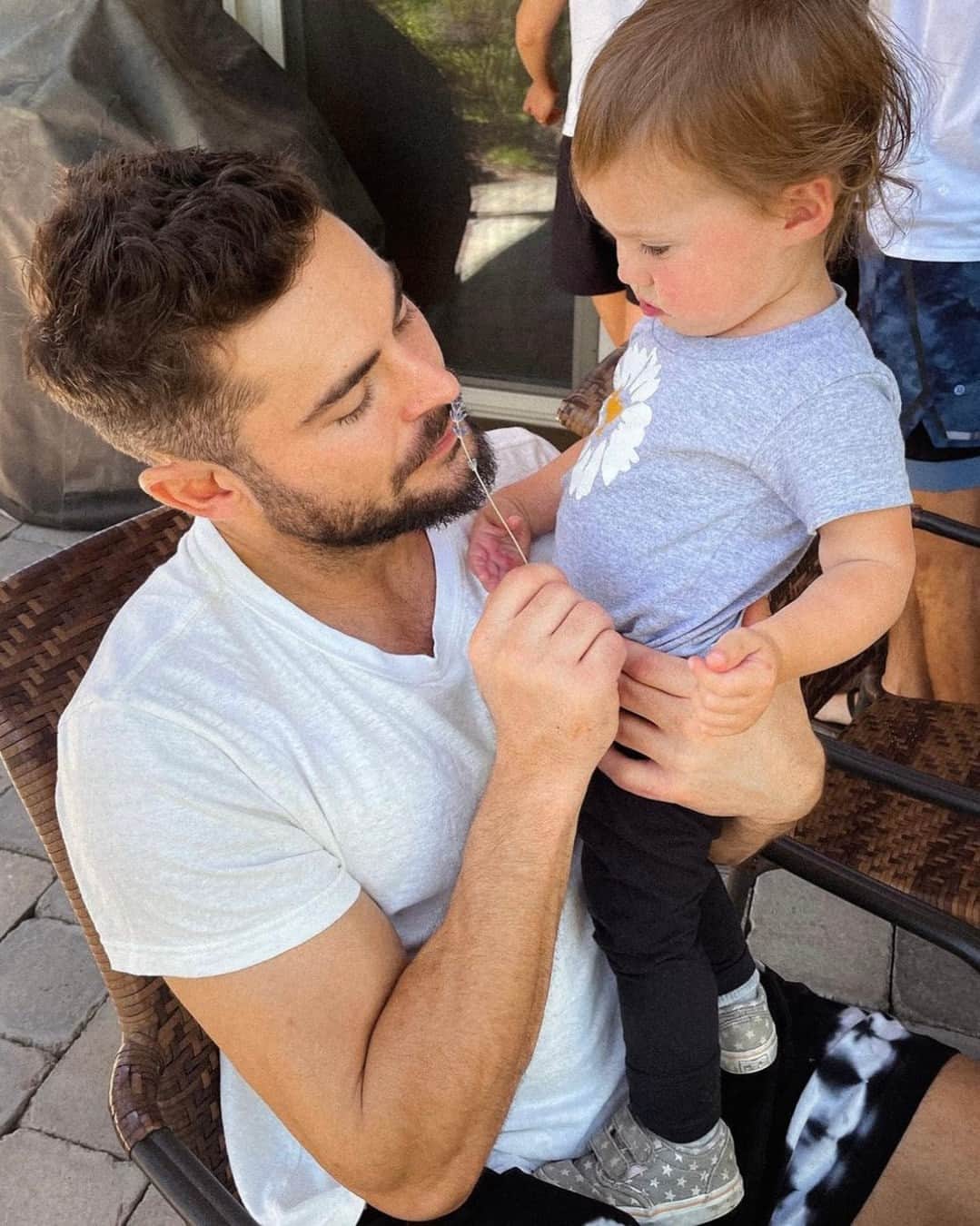 E! Onlineさんのインスタグラム写真 - (E! OnlineInstagram)「Zac Efron is coming alive with big brother duties. 🥹 See their latest adorable day trip to the circus at the link in our bio. (📷: Instagram)」7月1日 1時02分 - enews