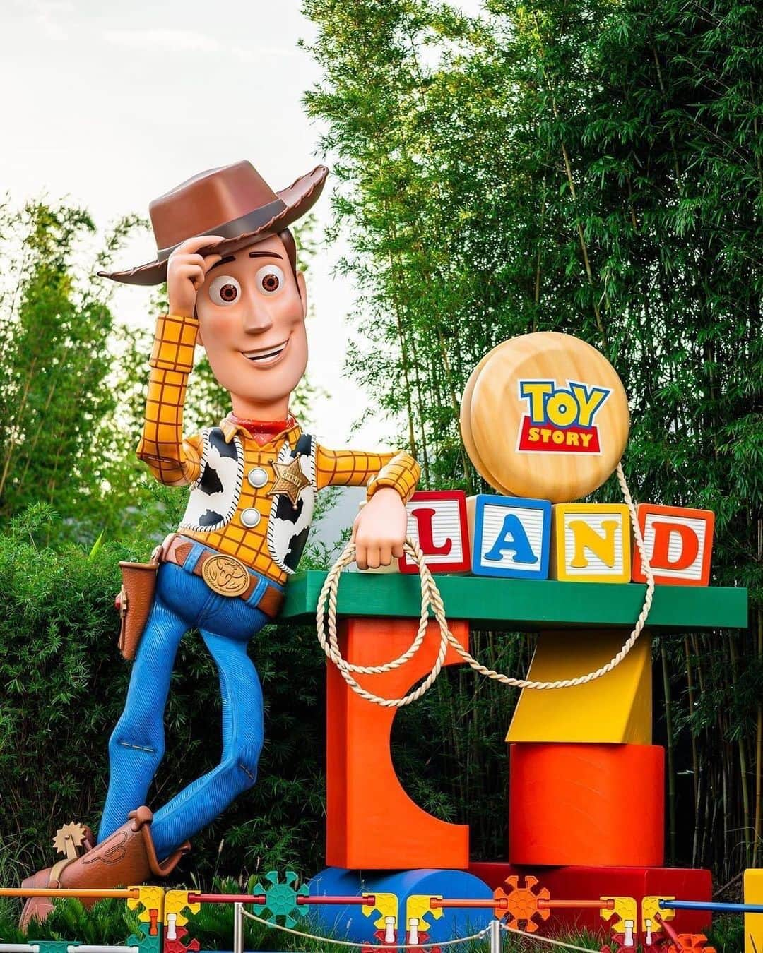 Walt Disney Worldさんのインスタグラム写真 - (Walt Disney WorldInstagram)「You’ve got a friend in me 💜💚🤍 Tag the Woody to your Buzz to celebrate Toy Story Land’s 5th anniversary! (📷: tagged)」7月1日 1時03分 - waltdisneyworld