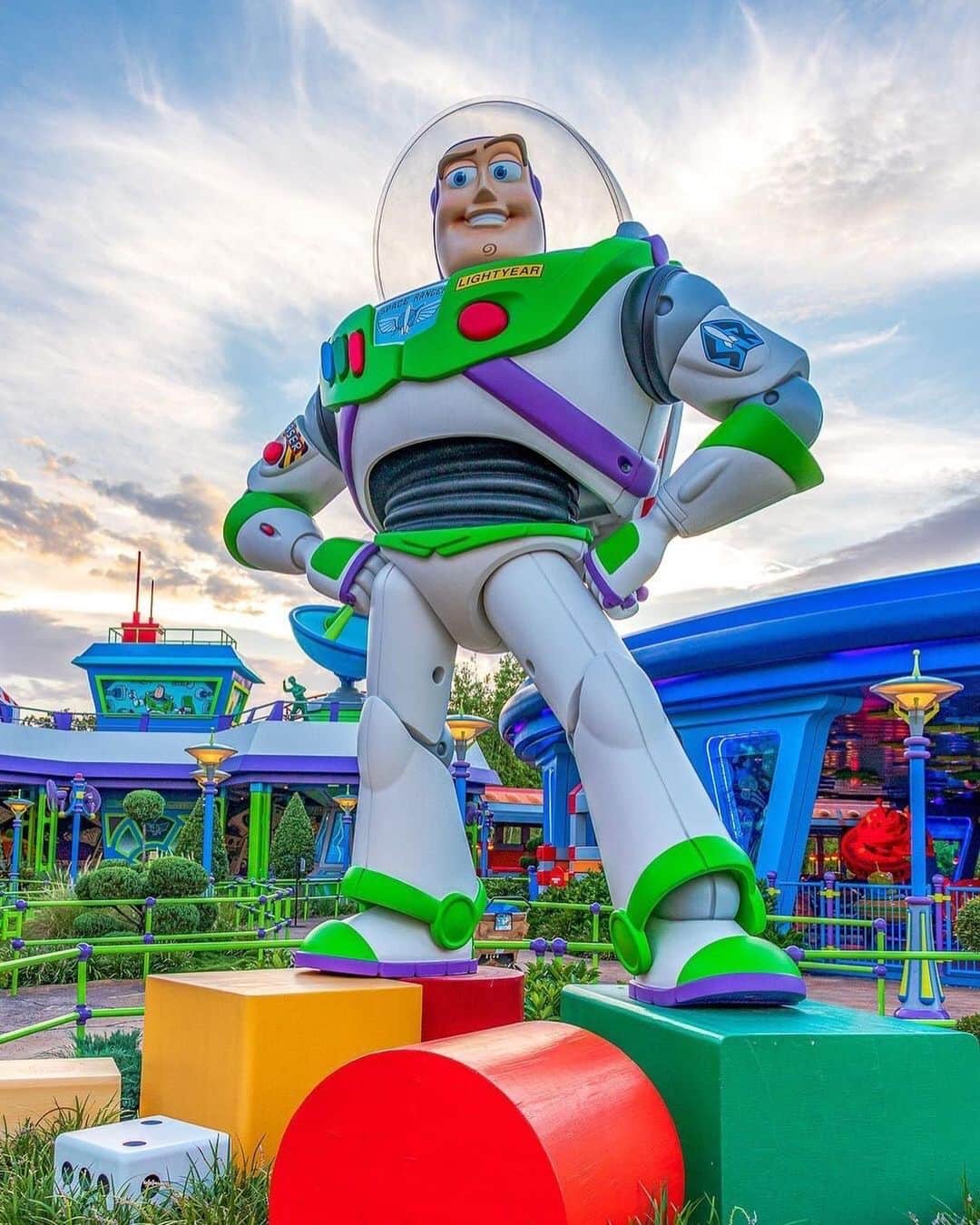 Walt Disney Worldさんのインスタグラム写真 - (Walt Disney WorldInstagram)「You’ve got a friend in me 💜💚🤍 Tag the Woody to your Buzz to celebrate Toy Story Land’s 5th anniversary! (📷: tagged)」7月1日 1時03分 - waltdisneyworld