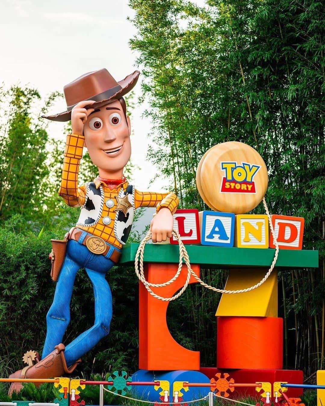 Walt Disney Worldのインスタグラム：「You’ve got a friend in me 💜💚🤍 Tag the Woody to your Buzz to celebrate Toy Story Land’s 5th anniversary! (📷: tagged)」