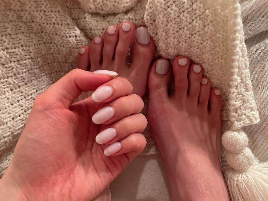 のインスタグラム：「. . 夏本番に向けて、フットネイルよぉし🥳✌︎ 手とおそろい👐🏼  白ネイル大好き🤍🫧  よく見ると細かいラメが入っててキラキラしてんの🤭✨  可愛いぃぃぃぃ！！！ . #夏ネイル #フットネイル大事 #足が生き返った #白ネイル」