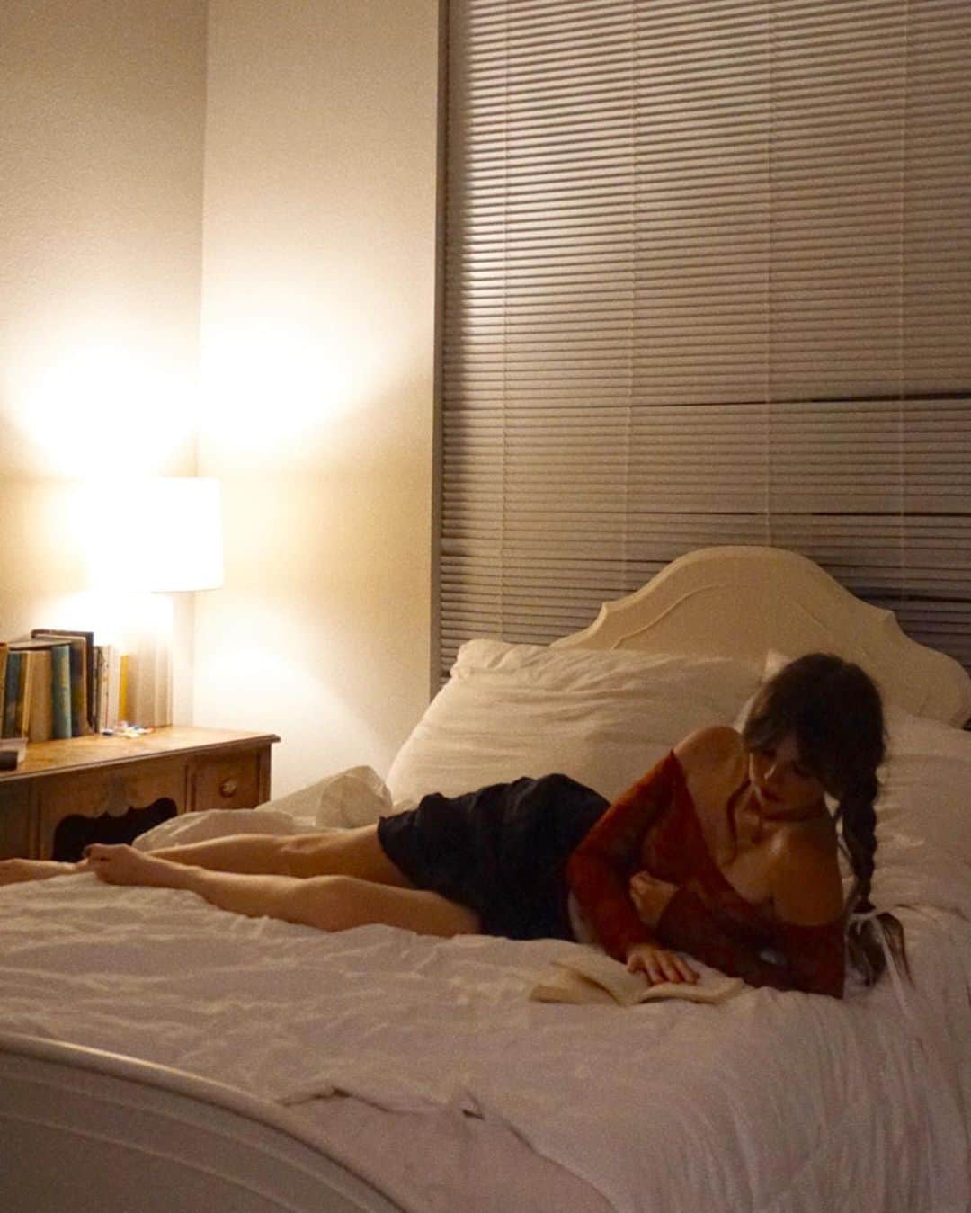 Acacia Brinleyさんのインスタグラム写真 - (Acacia BrinleyInstagram)「Note to self: remember to fix blinds after shooting them with a nerf gun 🔫」7月1日 1時13分 - acaciakersey