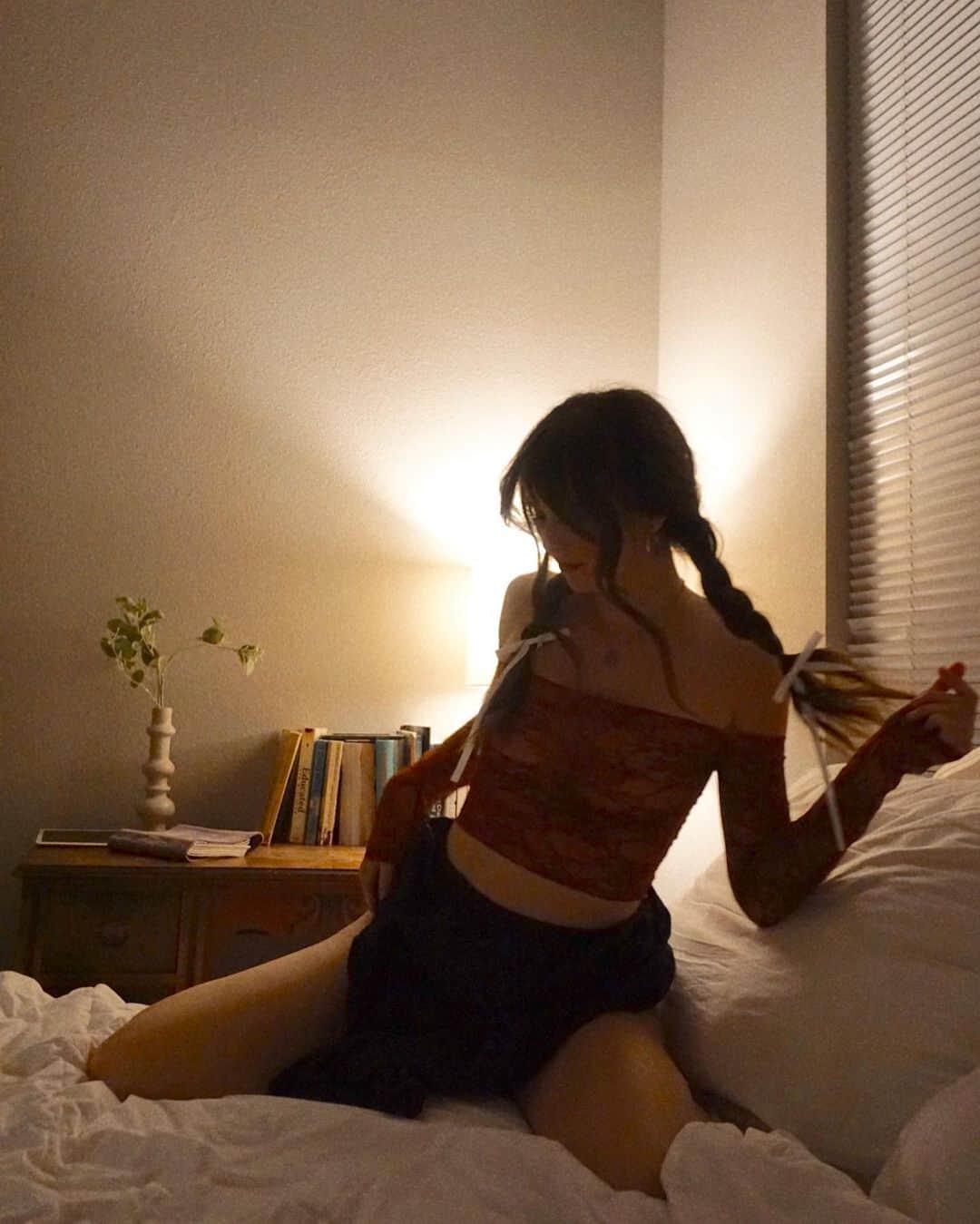 Acacia Brinleyさんのインスタグラム写真 - (Acacia BrinleyInstagram)「Note to self: remember to fix blinds after shooting them with a nerf gun 🔫」7月1日 1時13分 - acaciakersey